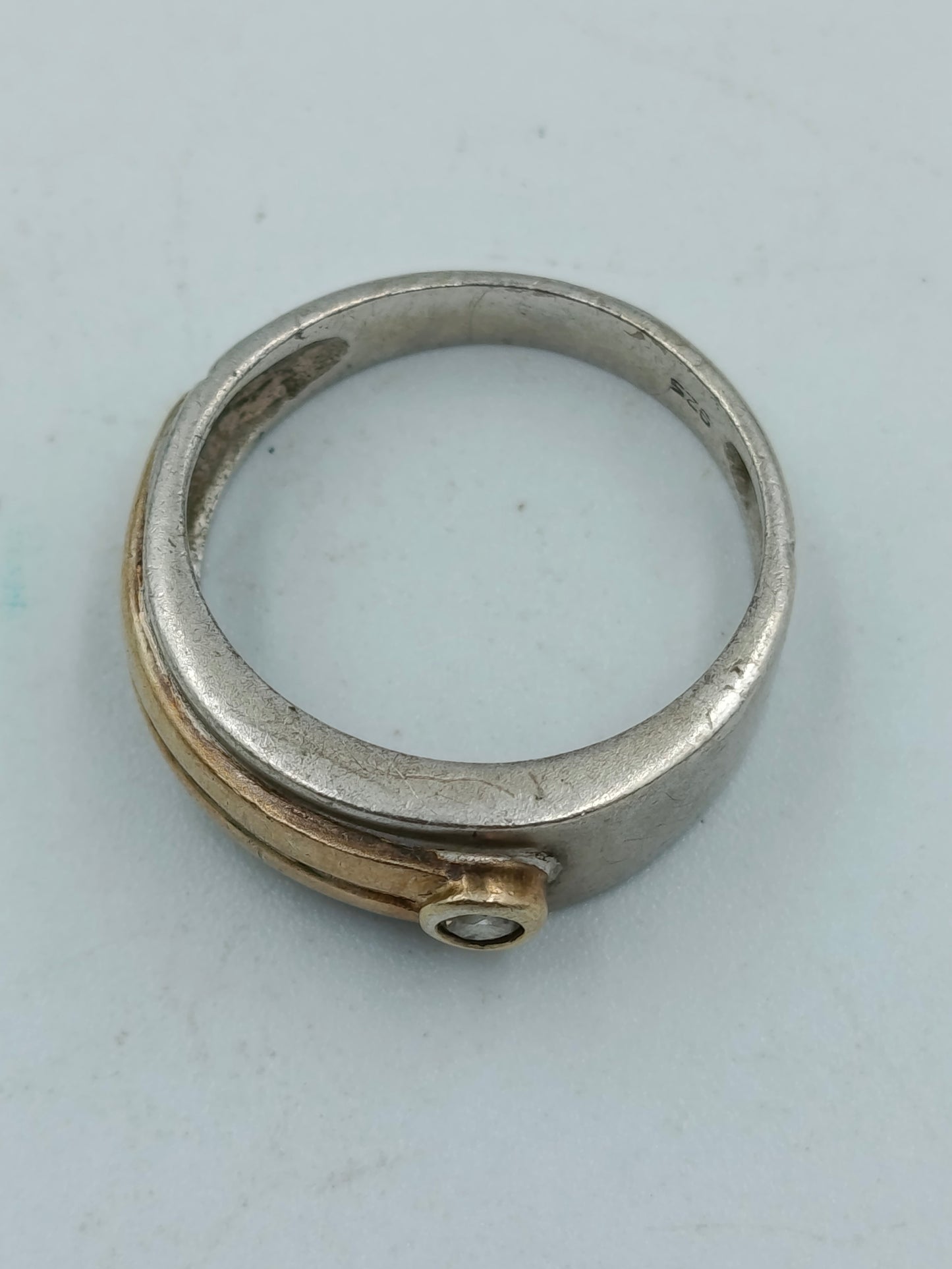 Moderner 925 Silberring mit Goldakzent und Zirkonia