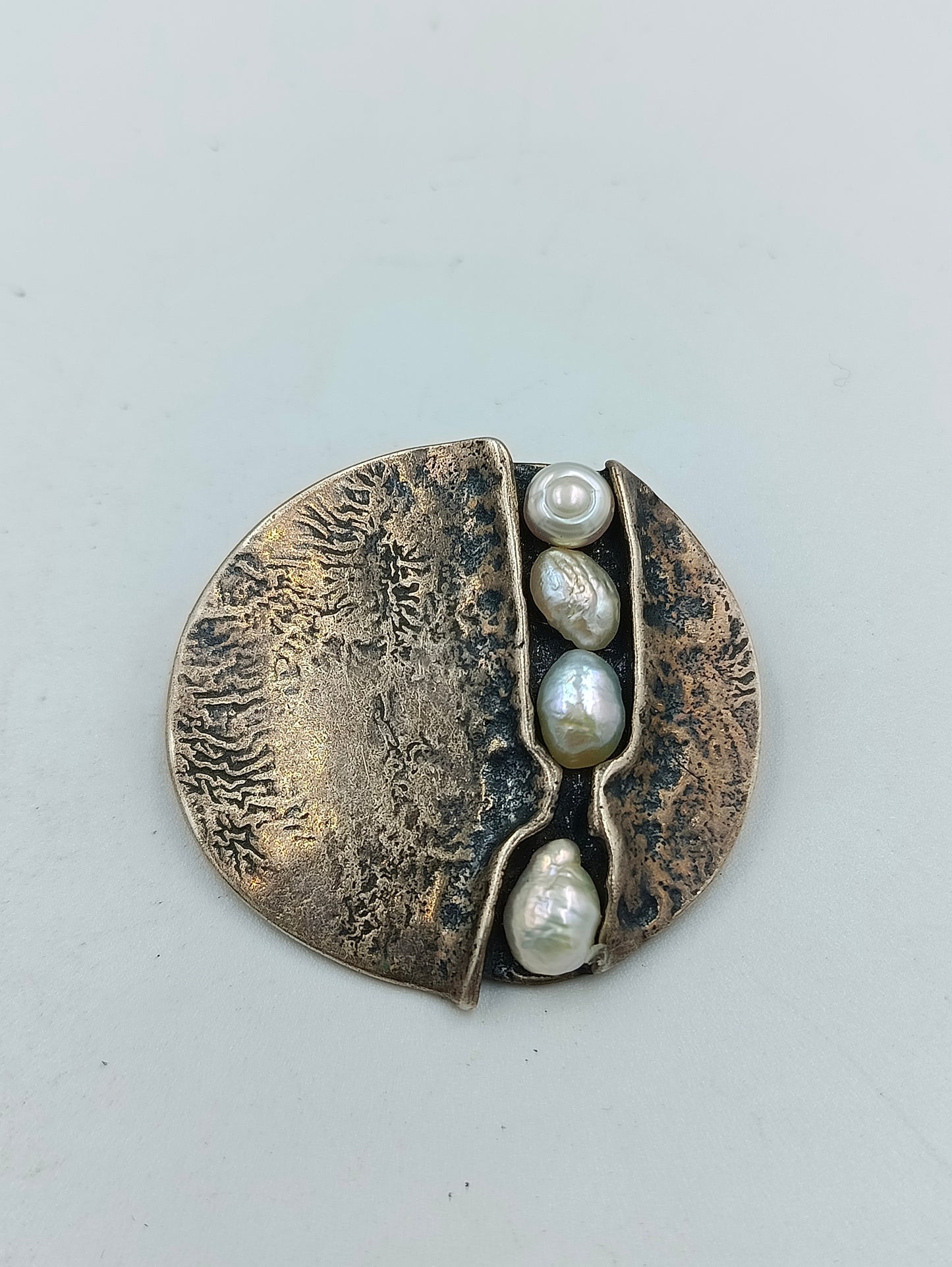 Handgefertigte 835 Silberbrosche mit Zuchtperlen