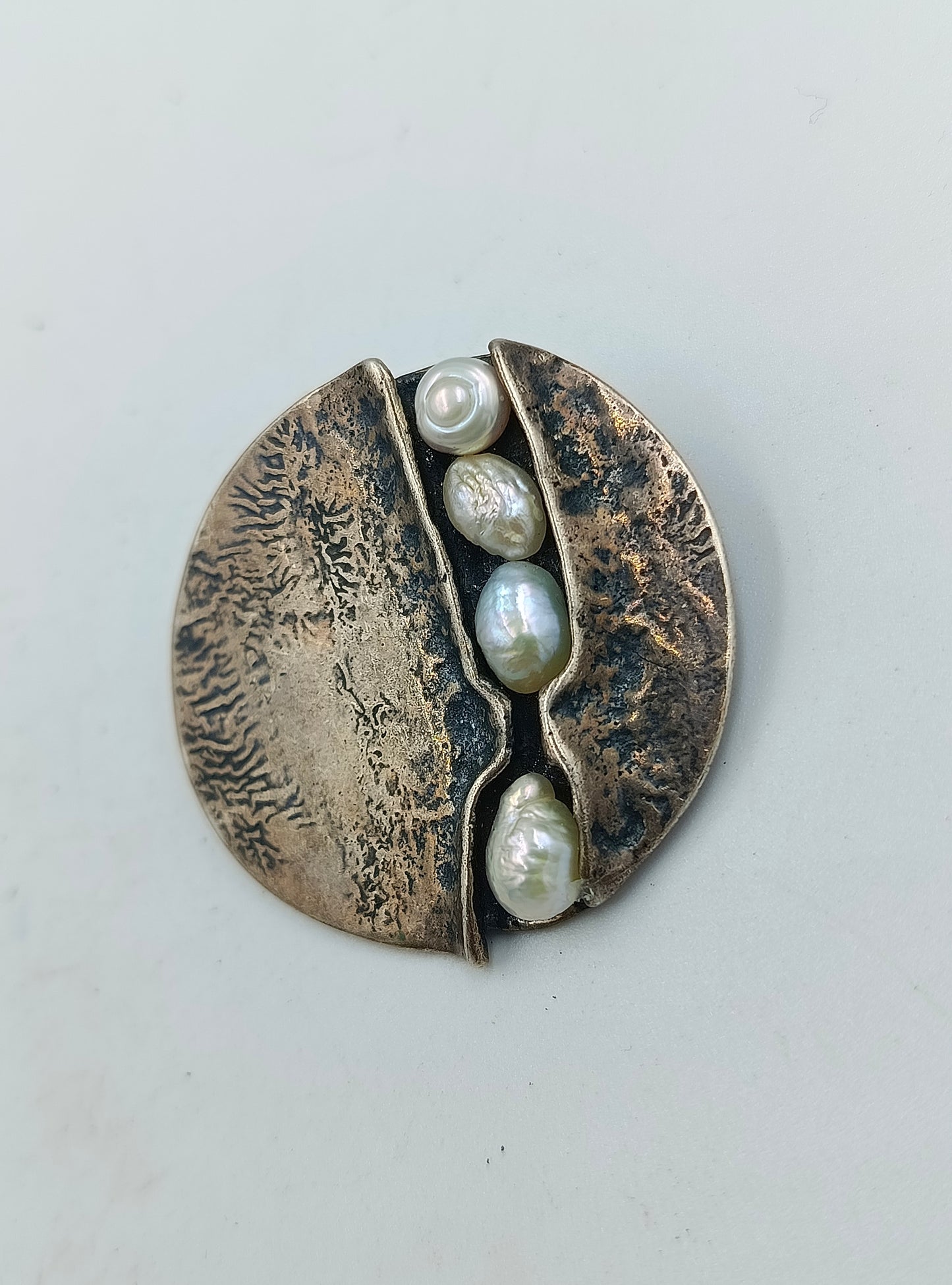 Handgefertigte 835 Silberbrosche mit Zuchtperlen