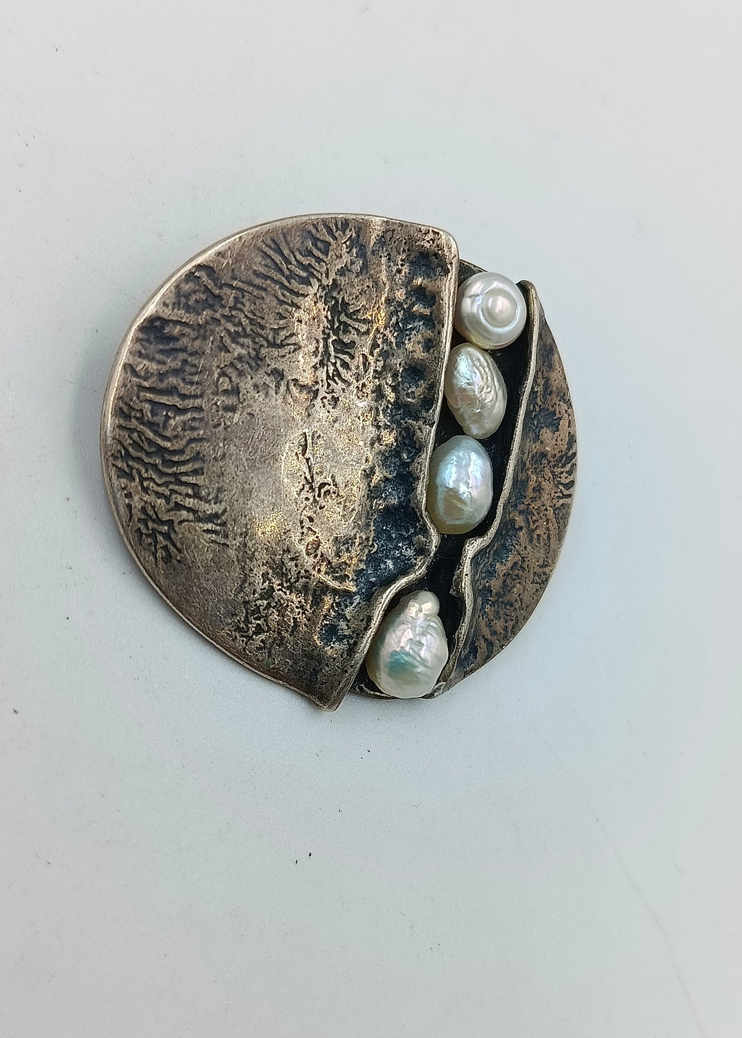 Handgefertigte 835 Silberbrosche mit Zuchtperlen