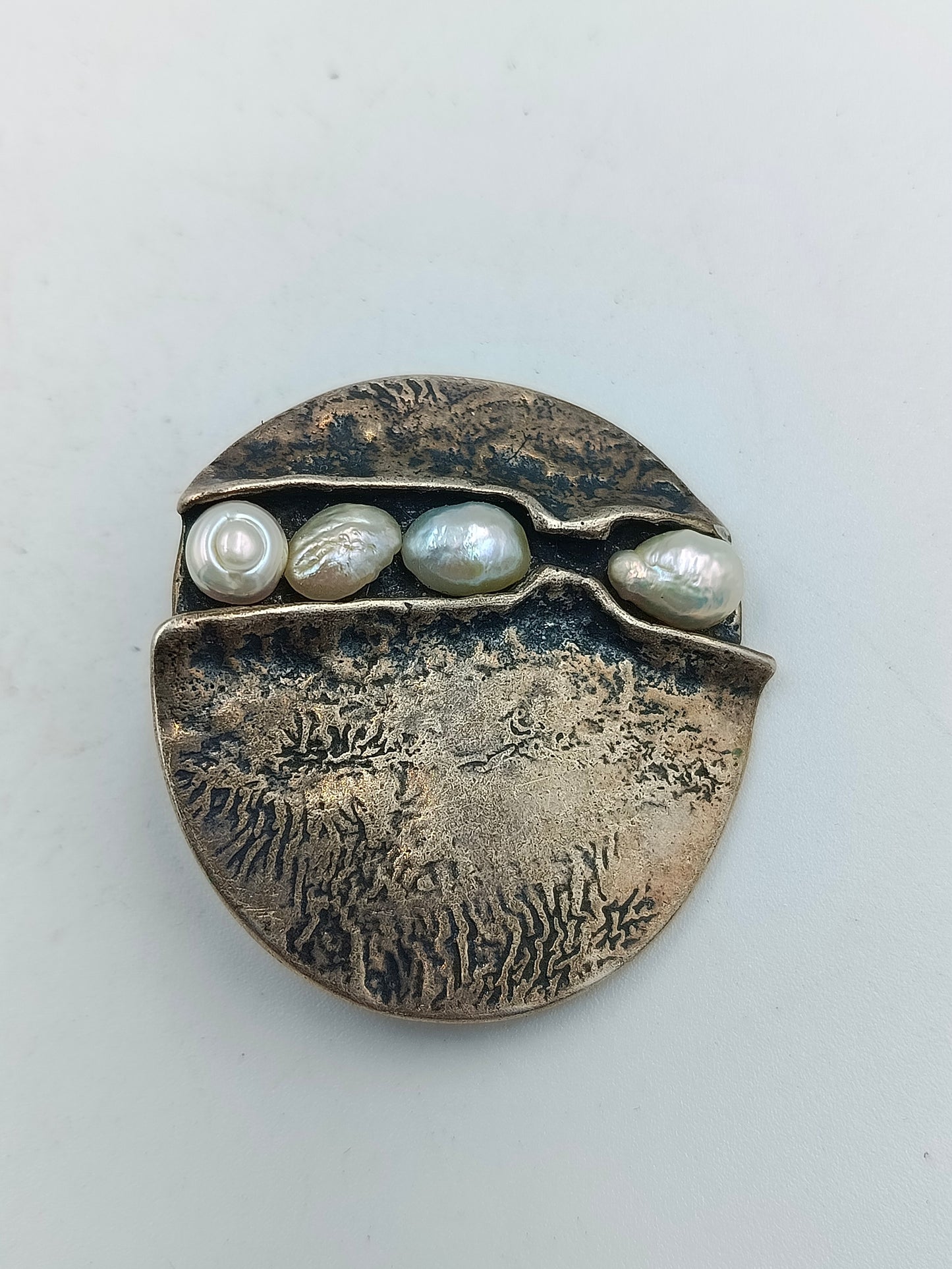 Handgefertigte 835 Silberbrosche mit Zuchtperlen