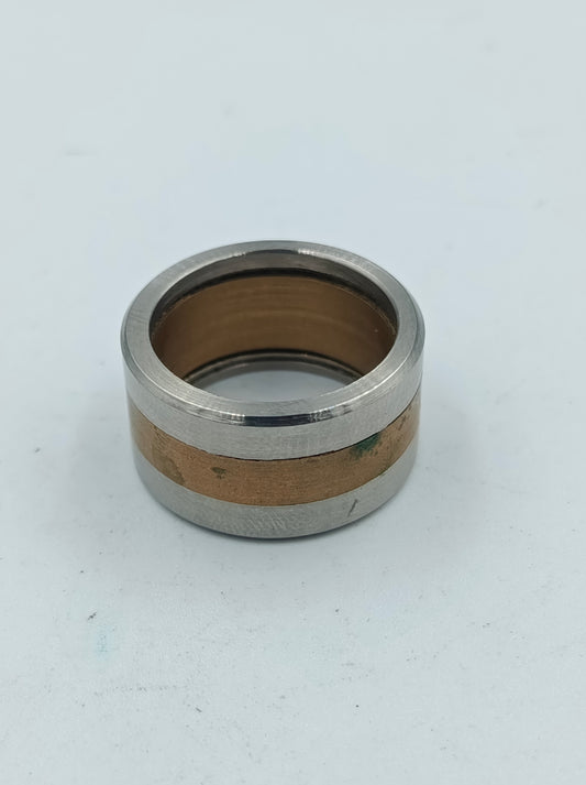 Moderner Edelstahlring mit Holzeinlage