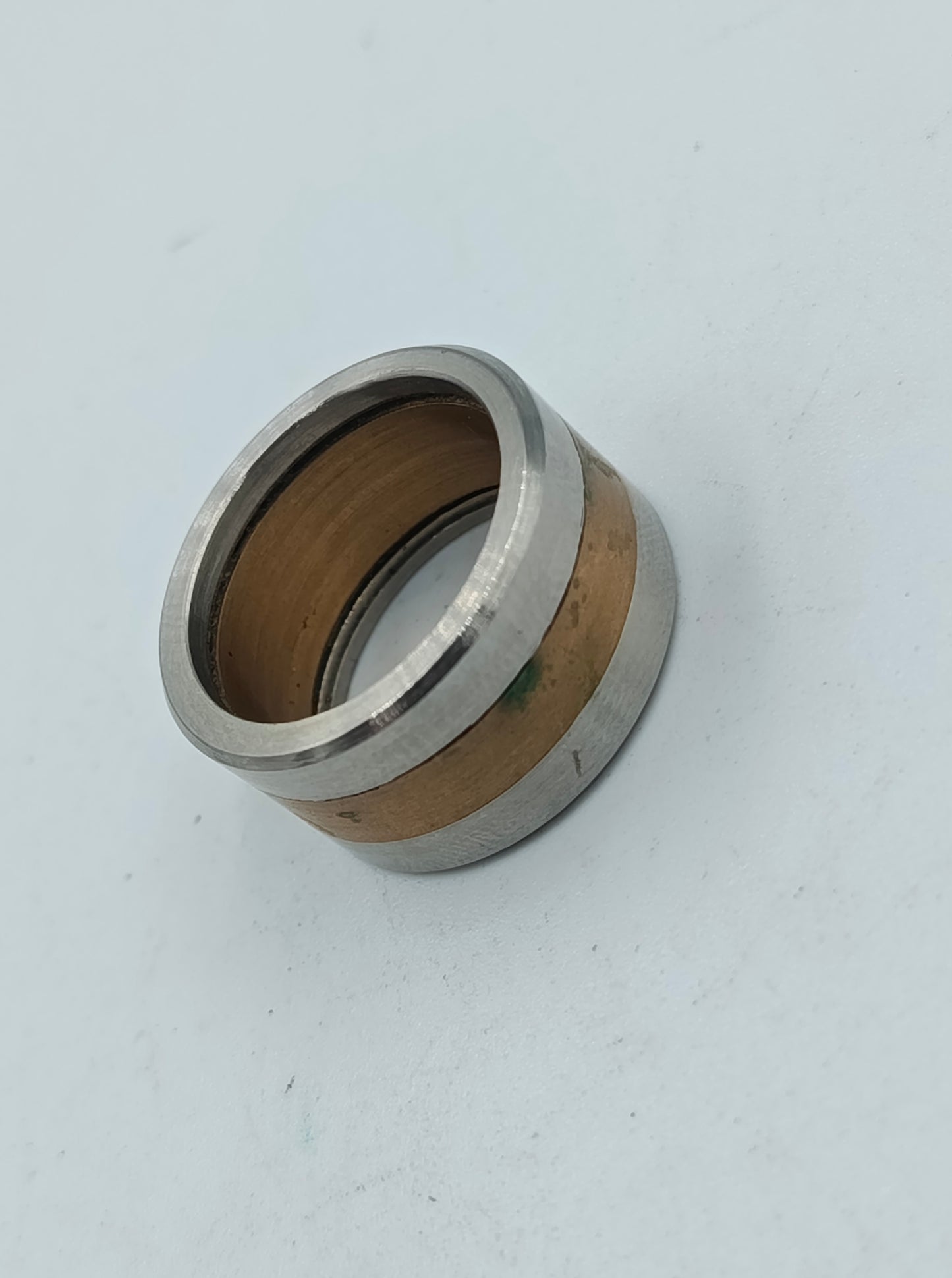 Moderner Edelstahlring mit Holzeinlage