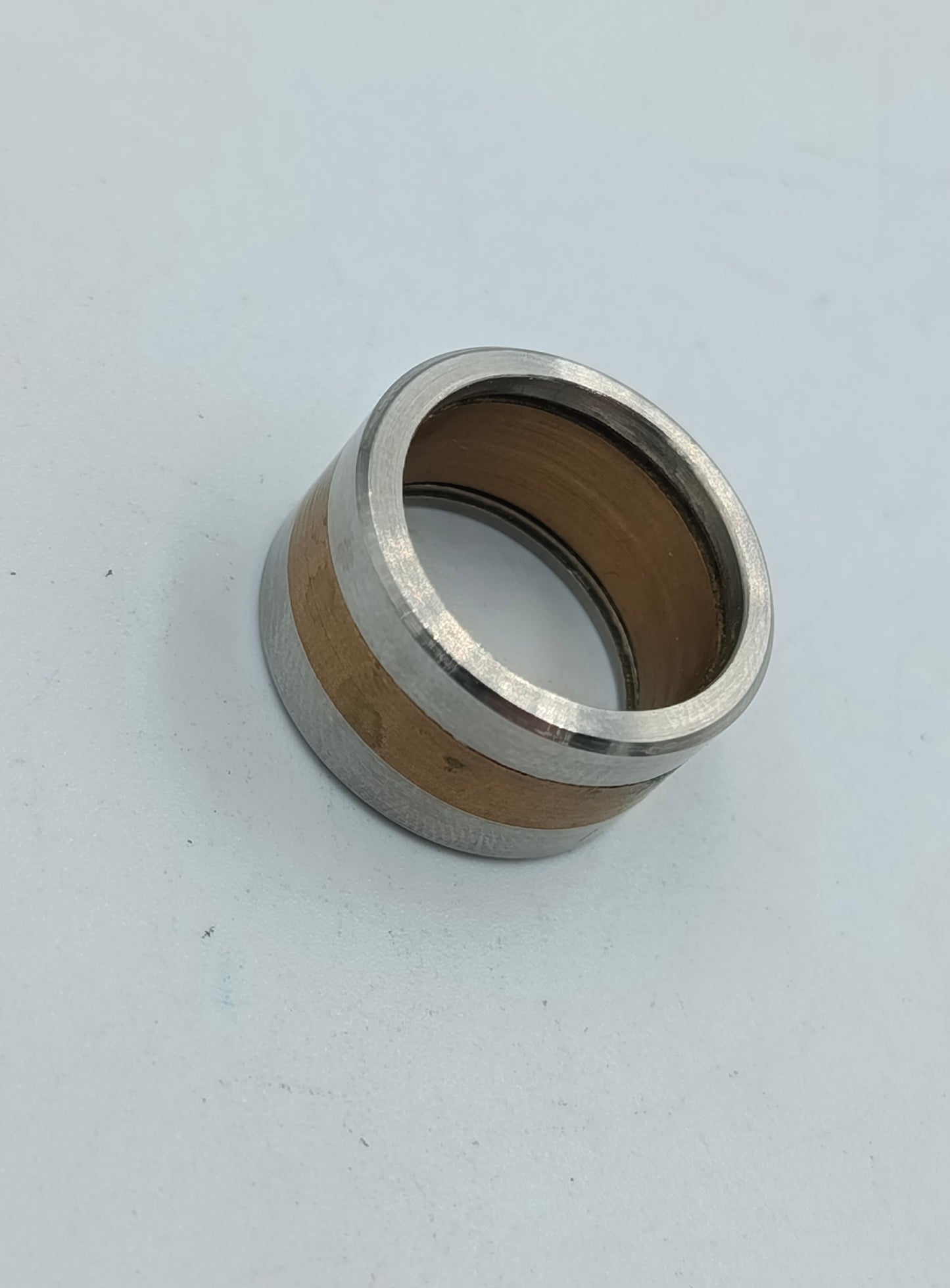 Moderner Edelstahlring mit Holzeinlage