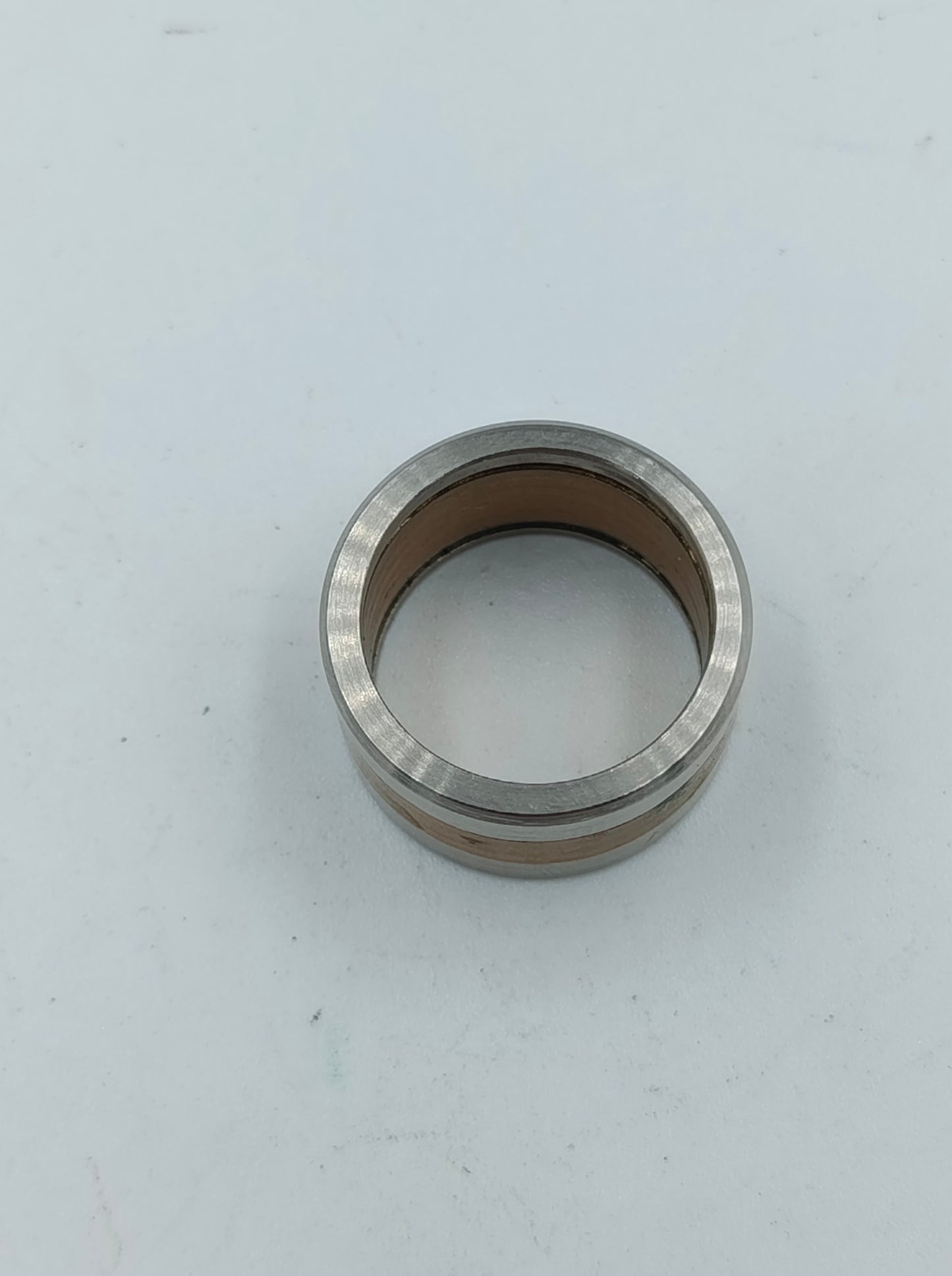 Moderner Edelstahlring mit Holzeinlage