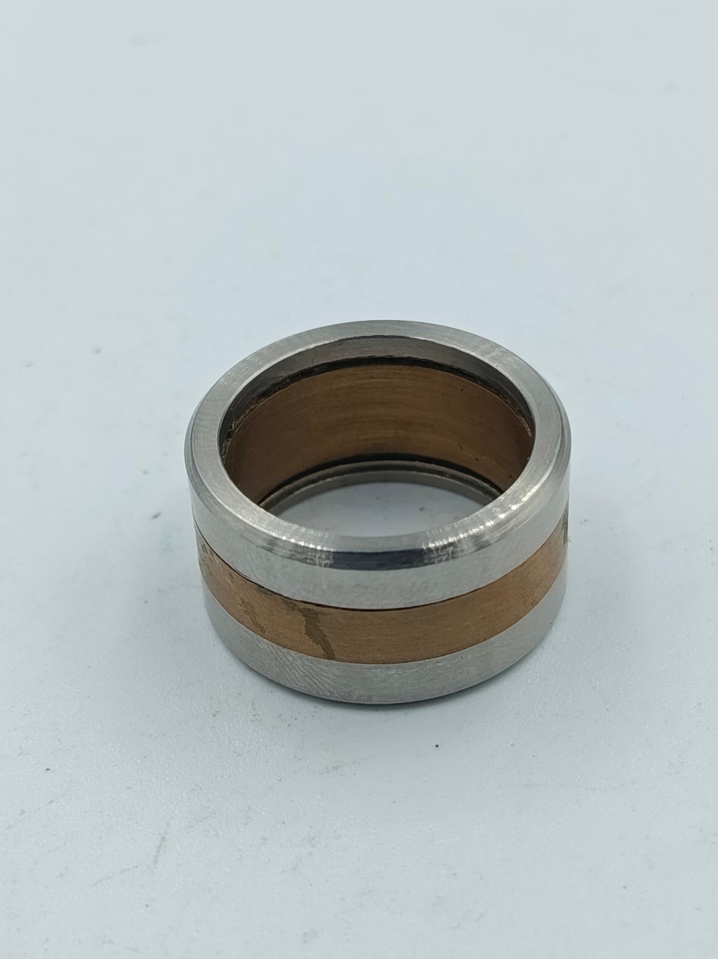 Moderner Edelstahlring mit Holzeinlage