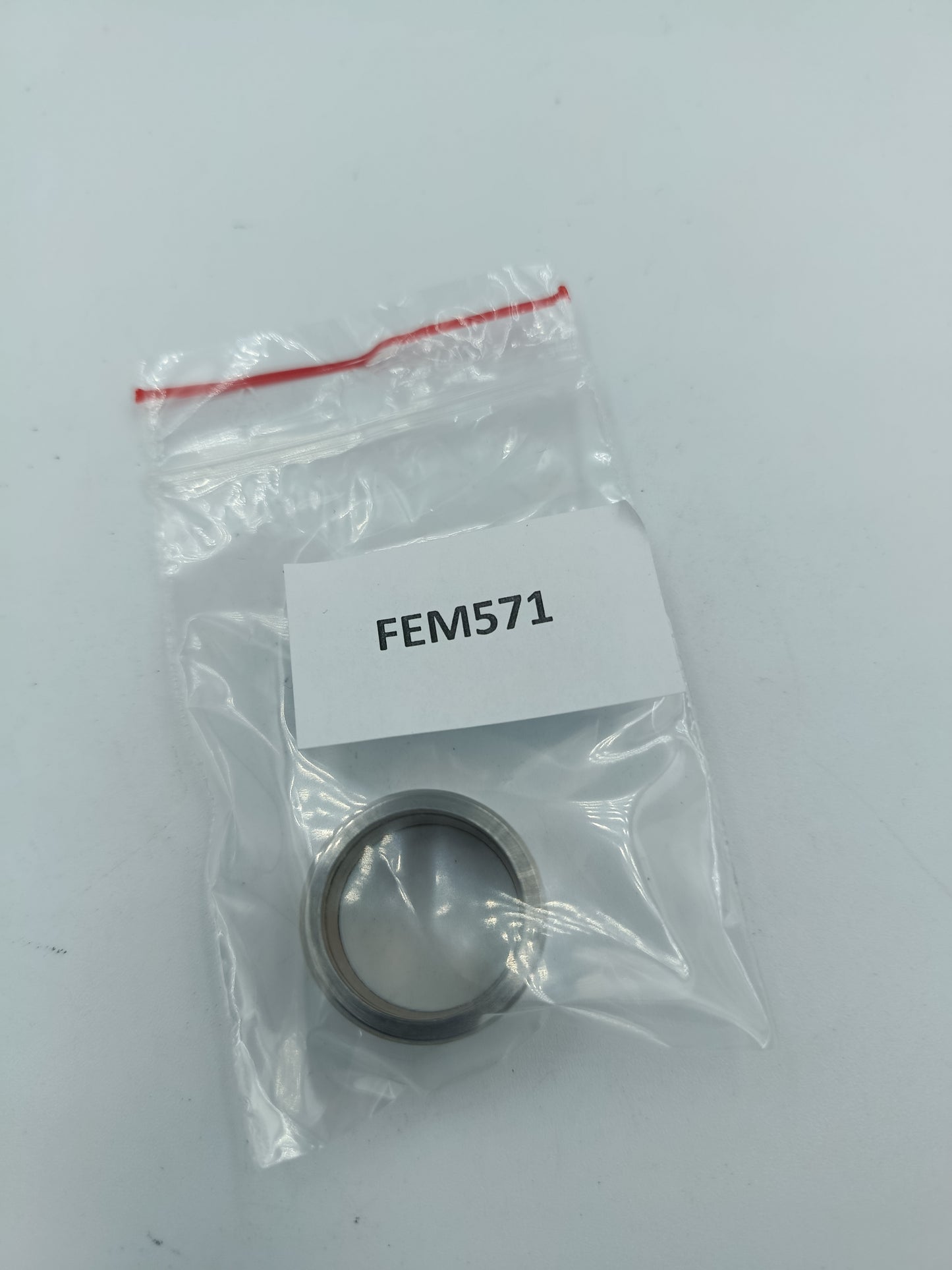 Moderner Edelstahlring mit Holzeinlage