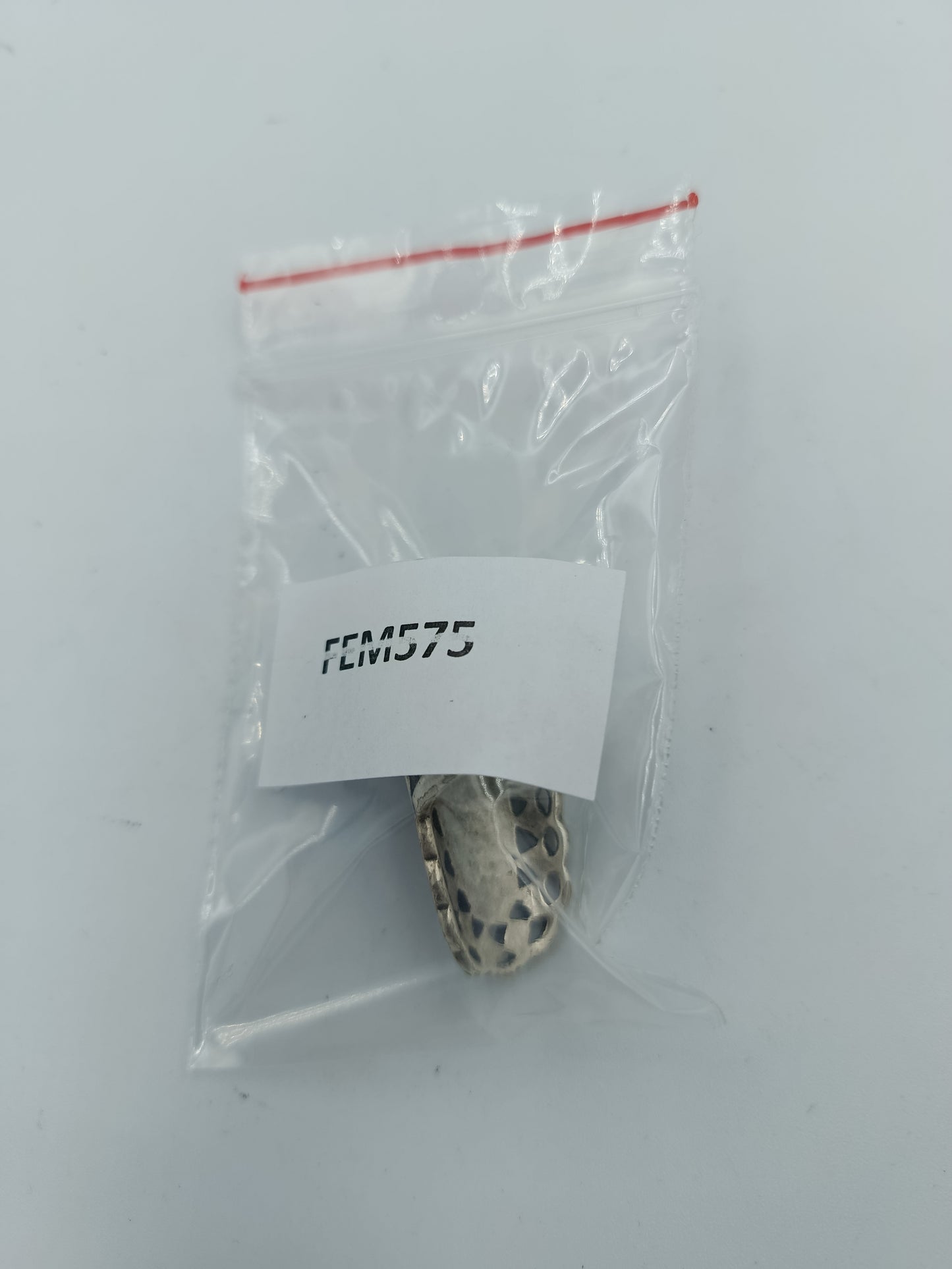 Versilberter Ring mit schwarzem Stein