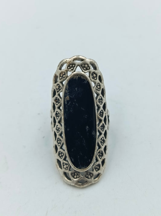 Versilberter Ring mit schwarzem Stein