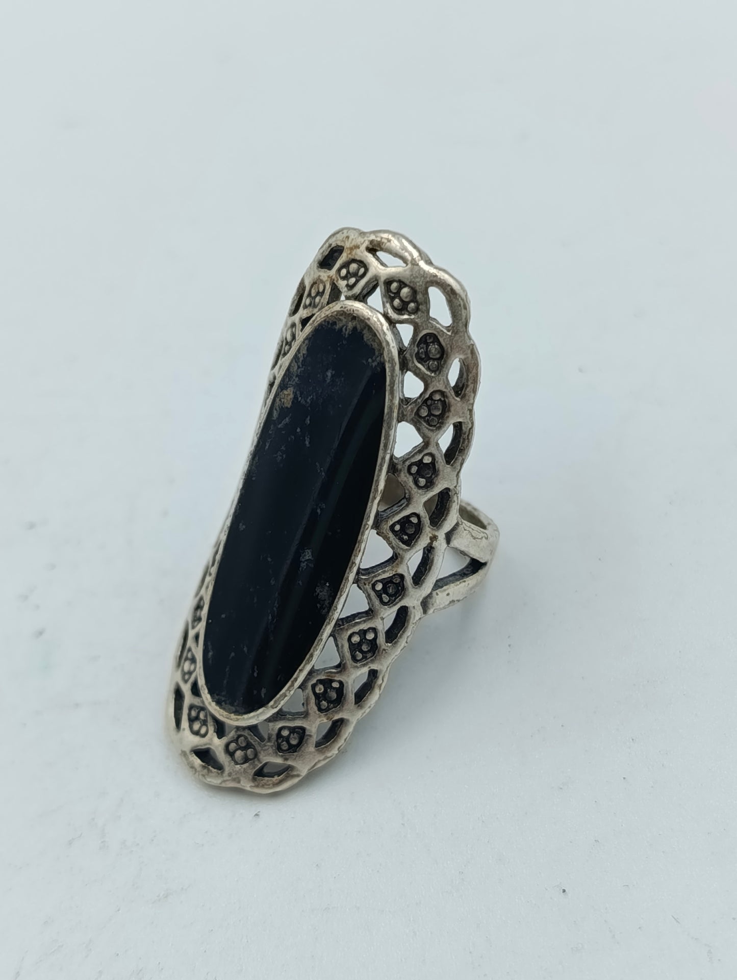 Versilberter Ring mit schwarzem Stein