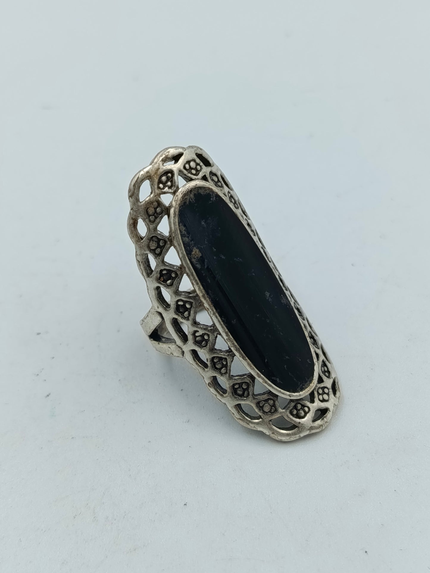 Versilberter Ring mit schwarzem Stein