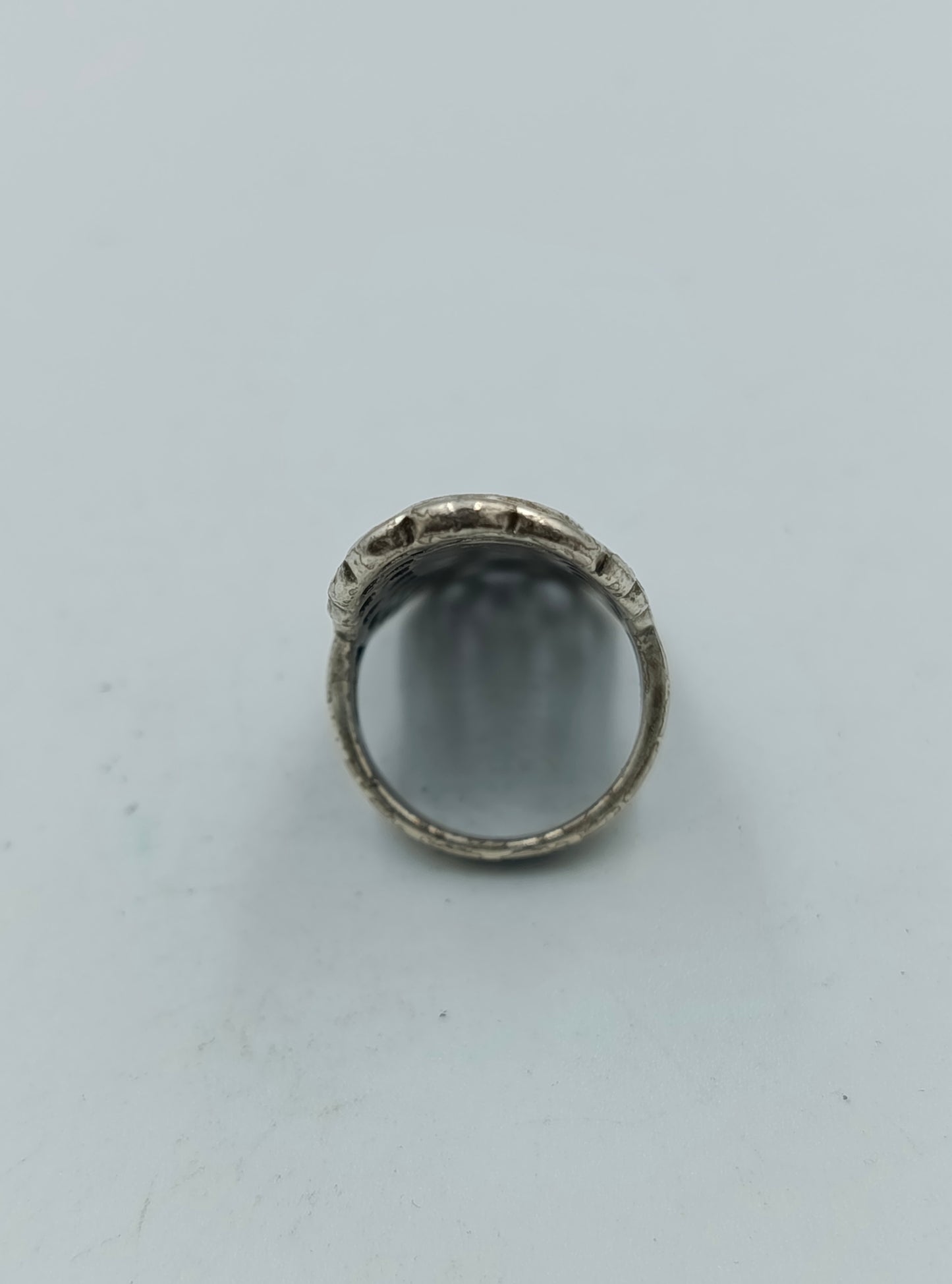 Versilberter Ring mit schwarzem Stein