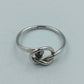 Versilberter Ring mit Knoten-Design