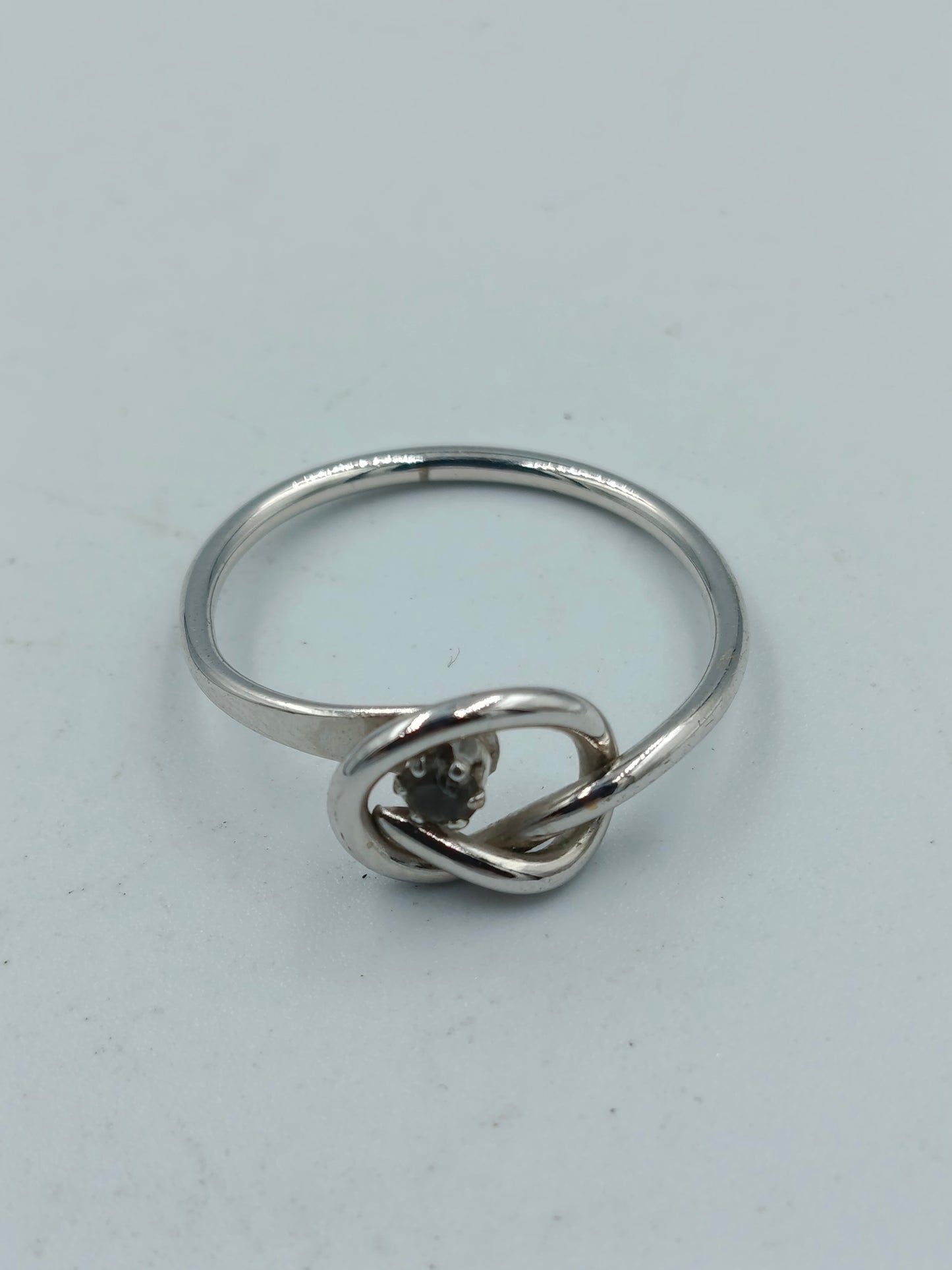 Versilberter Ring mit Knoten-Design