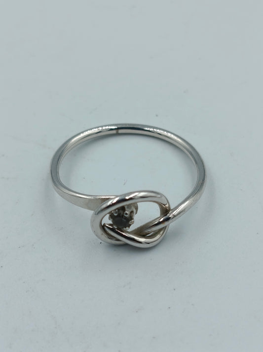 Versilberter Ring mit Knoten-Design