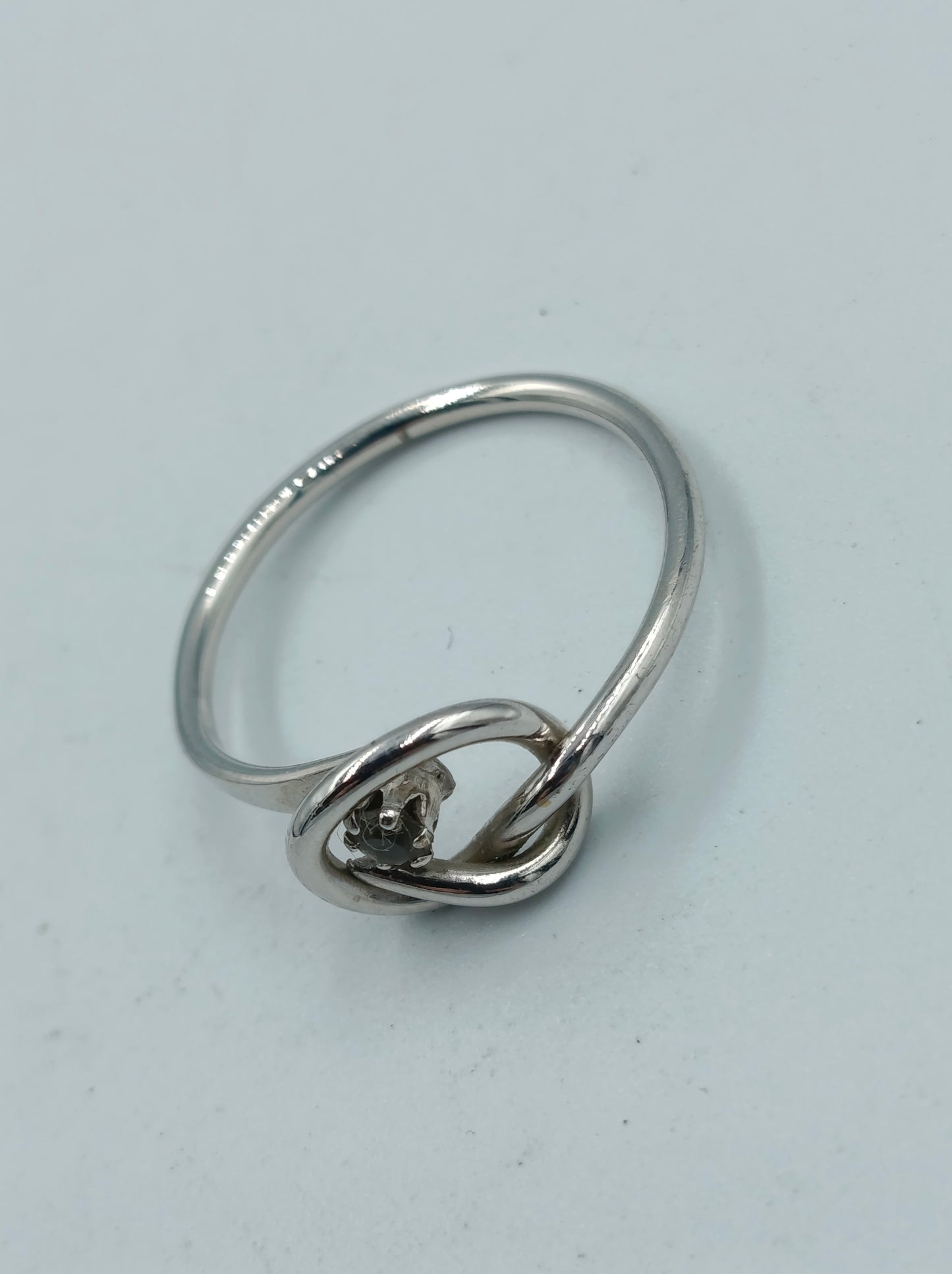 Versilberter Ring mit Knoten-Design