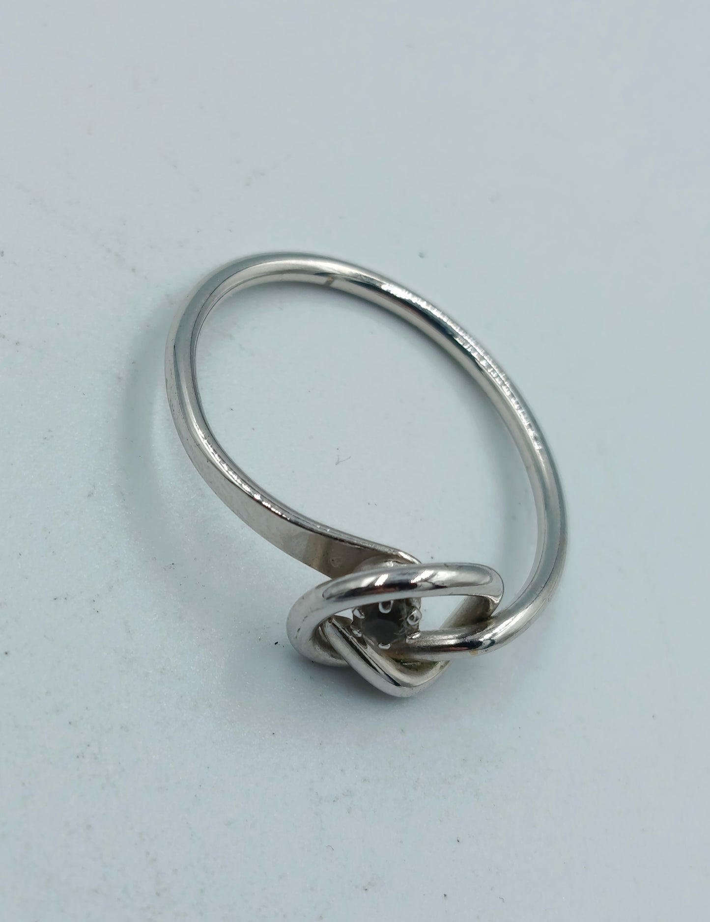 Versilberter Ring mit Knoten-Design