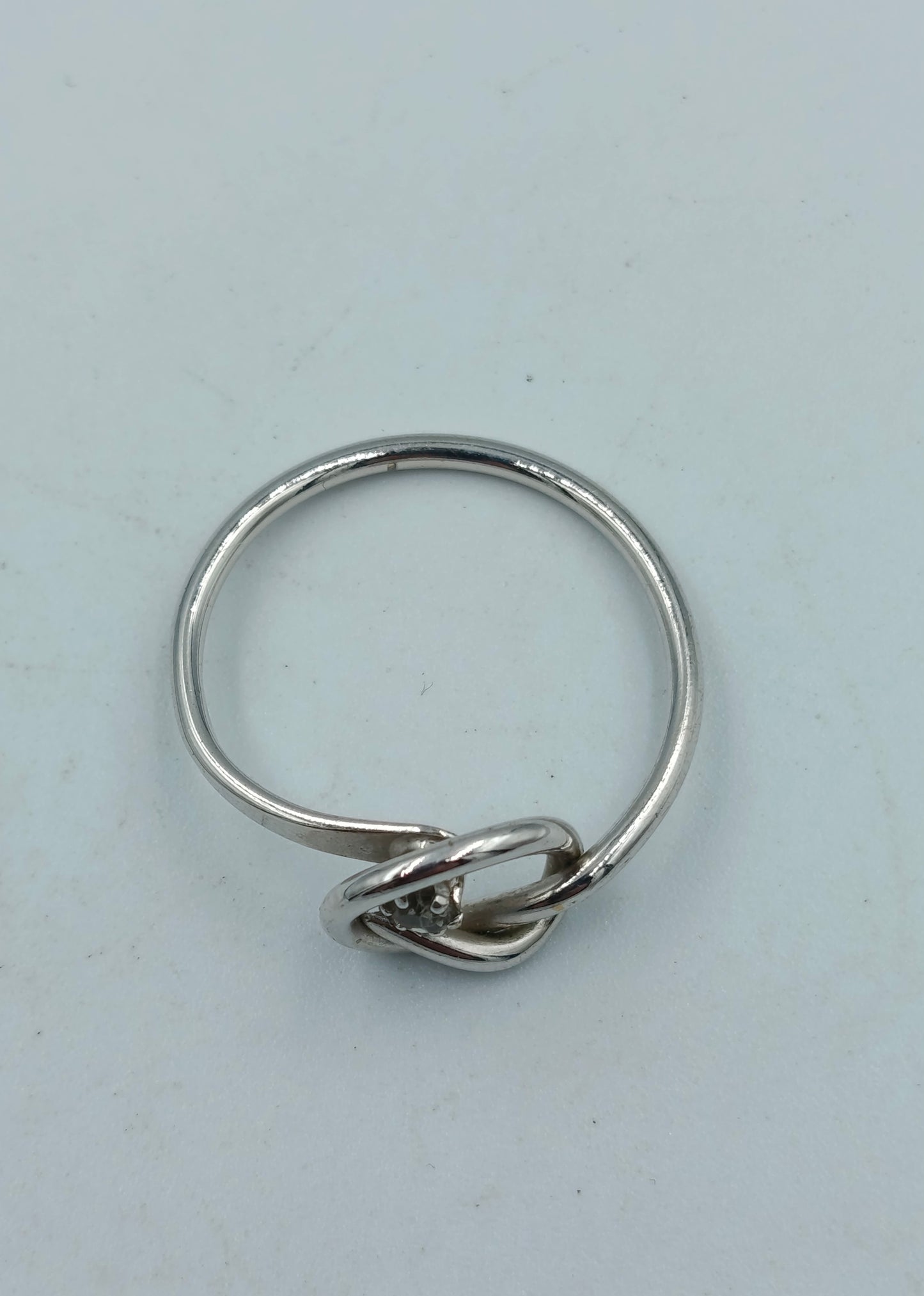 Versilberter Ring mit Knoten-Design