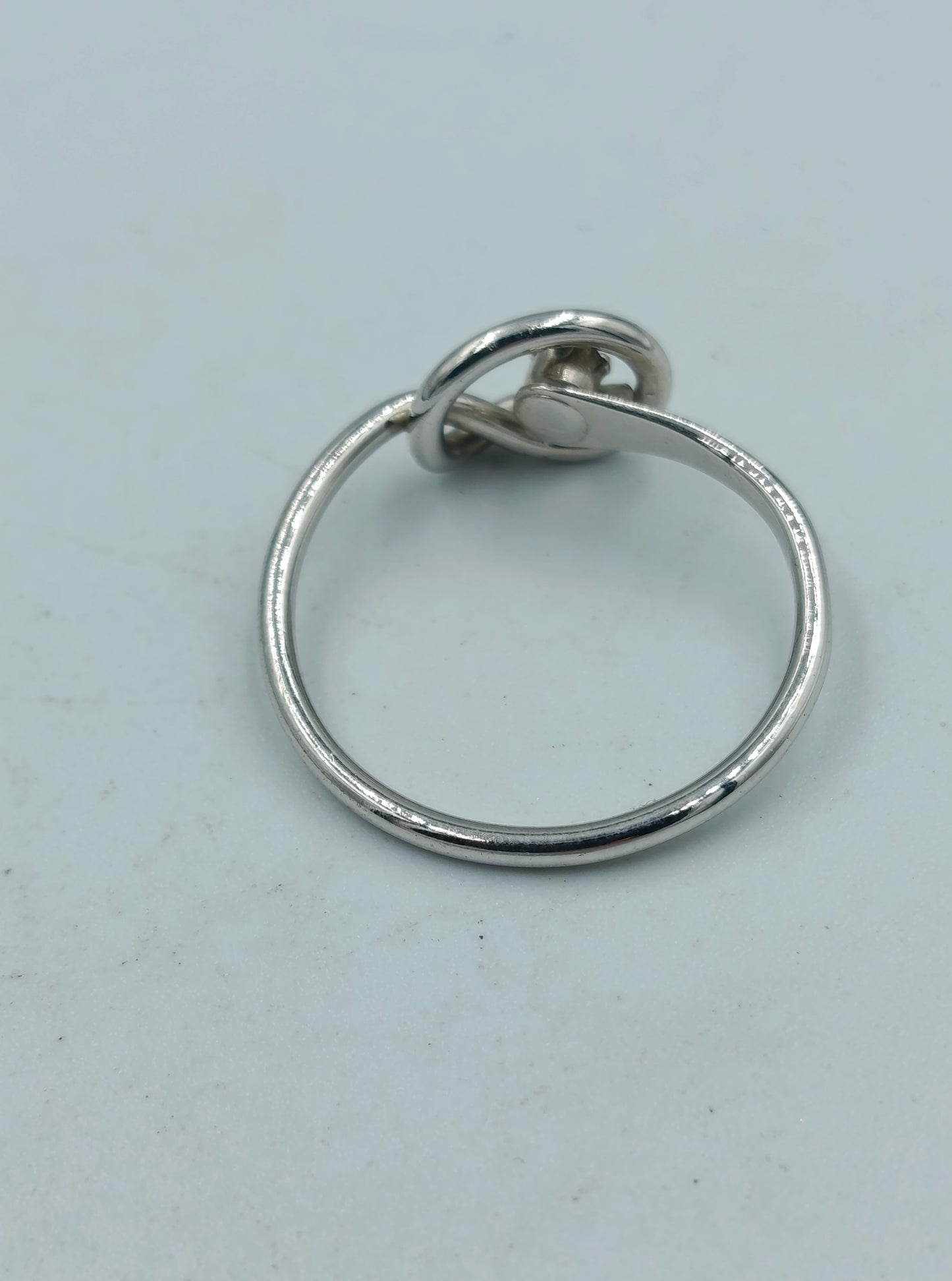 Versilberter Ring mit Knoten-Design