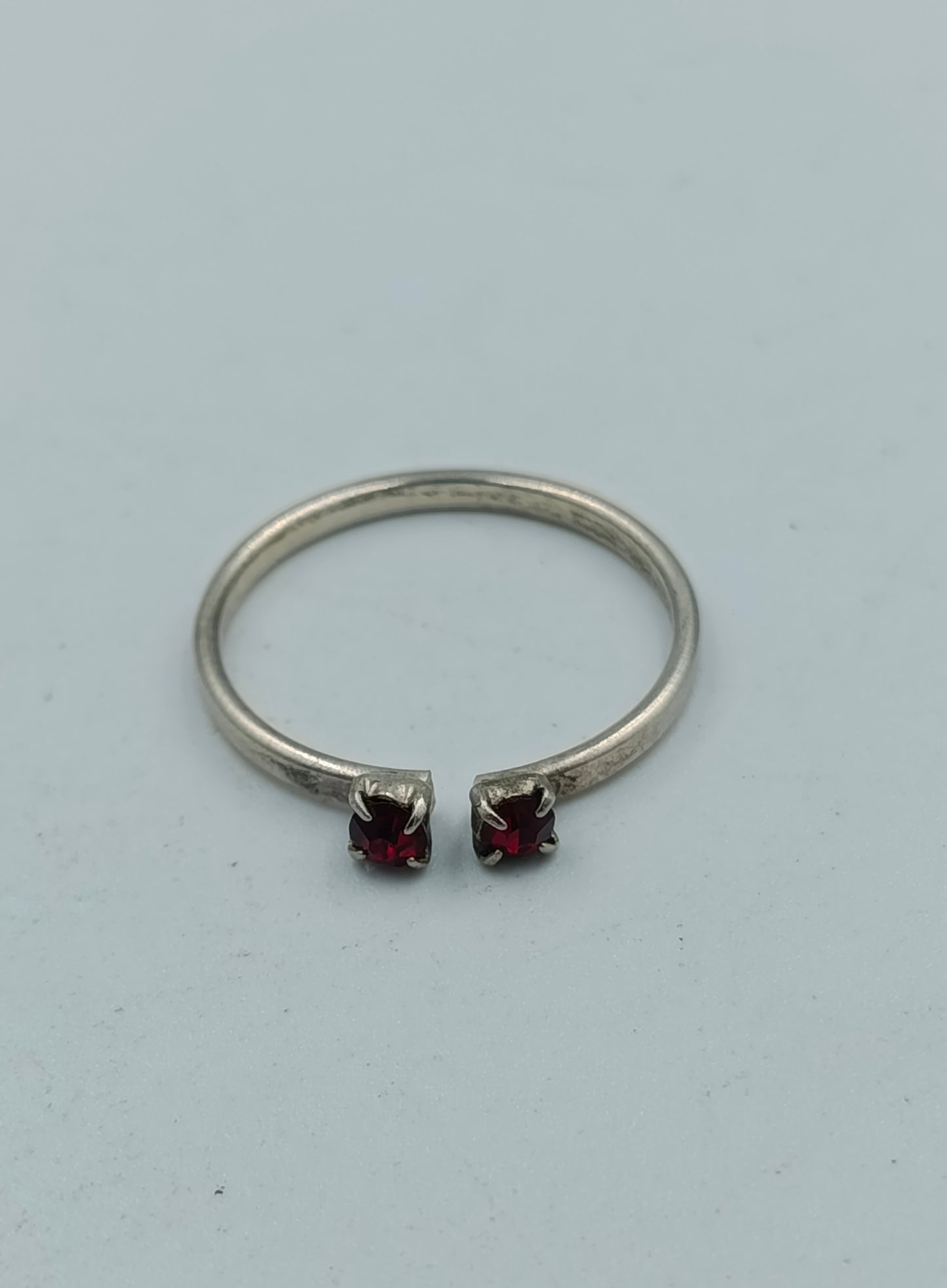 Versilberter Ring mit roten Steinen