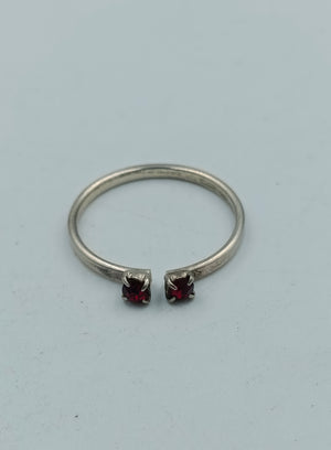 Versilberter Ring mit roten Steinen