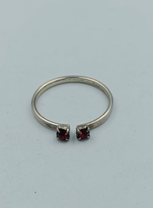 Versilberter Ring mit roten Steinen