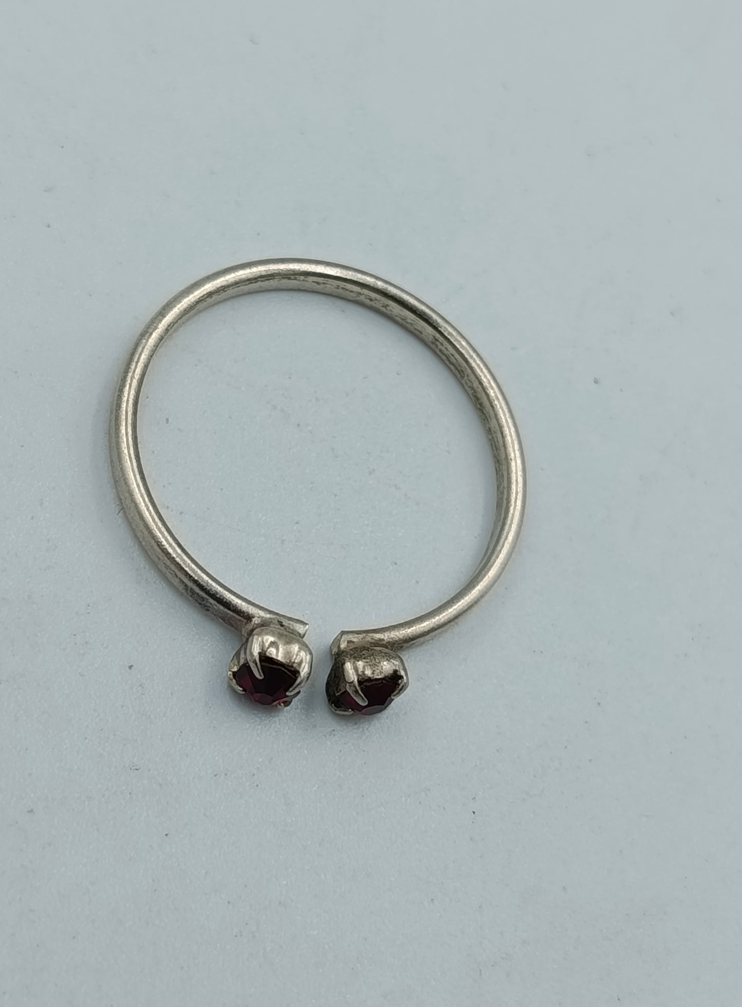 Versilberter Ring mit roten Steinen