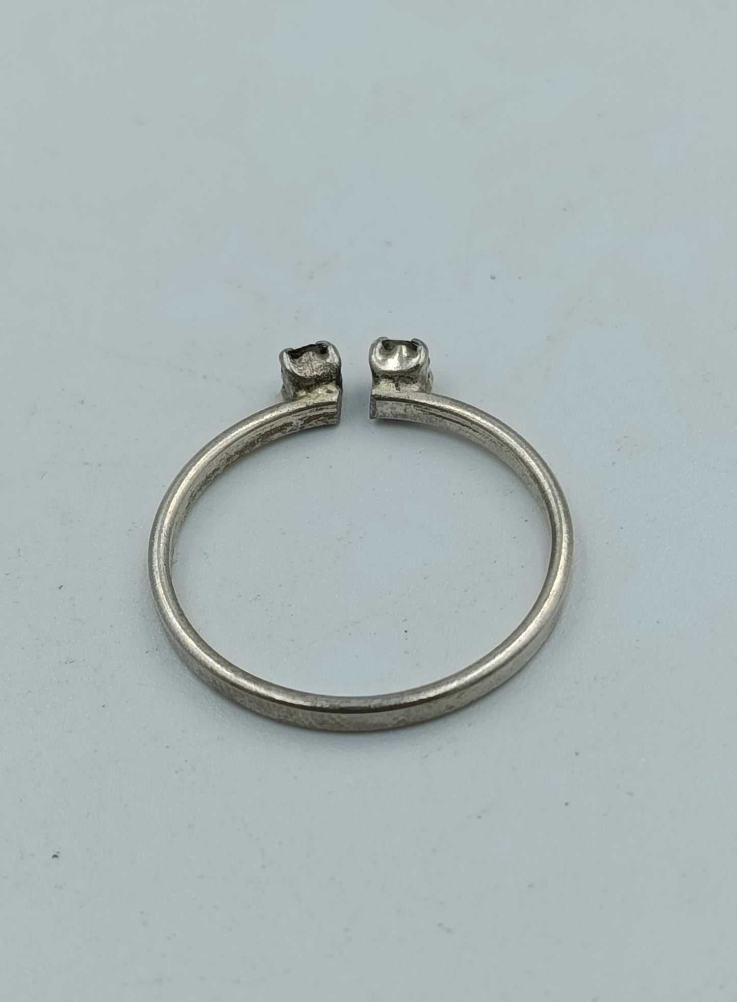 Versilberter Ring mit roten Steinen
