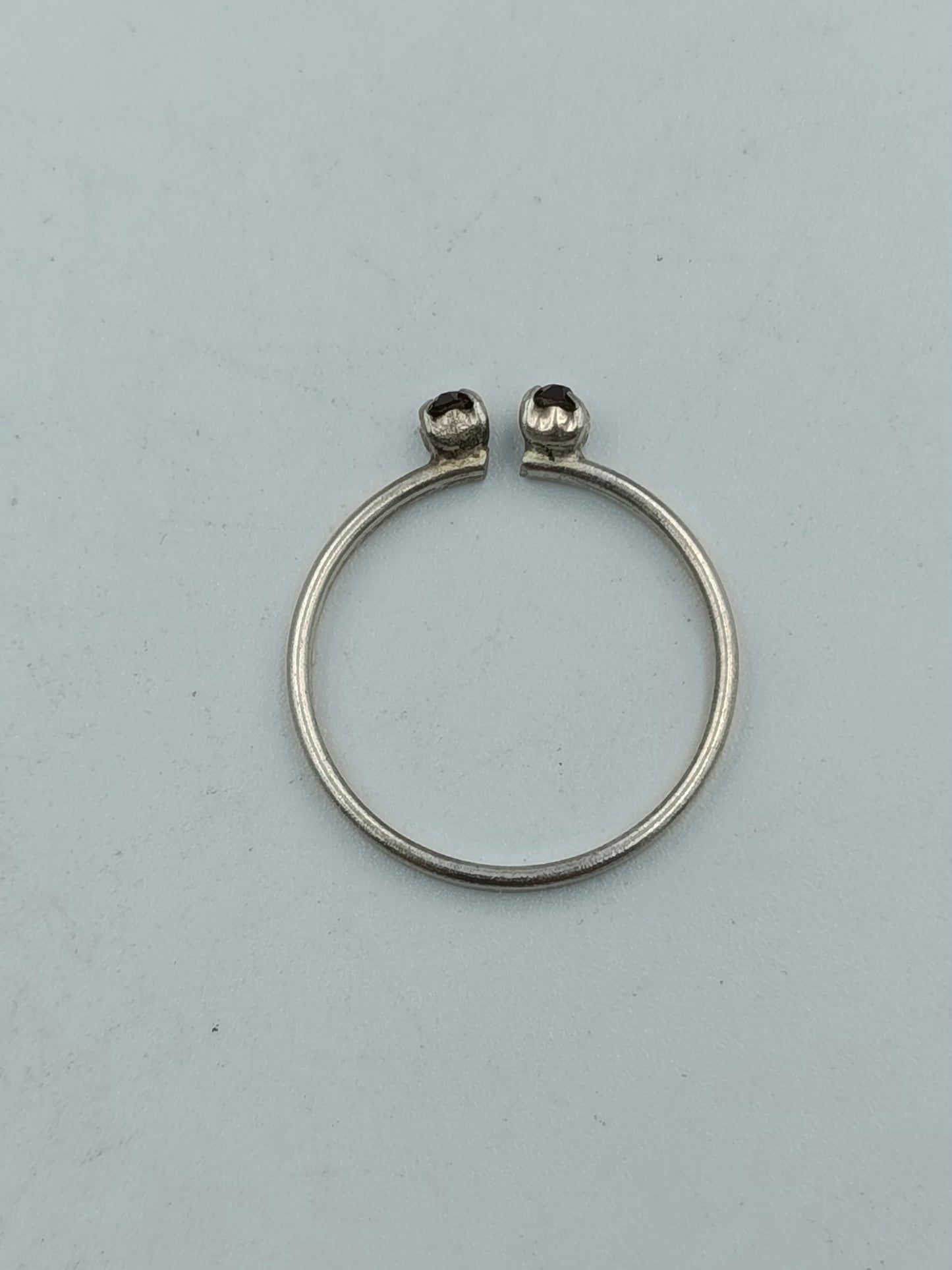 Versilberter Ring mit roten Steinen