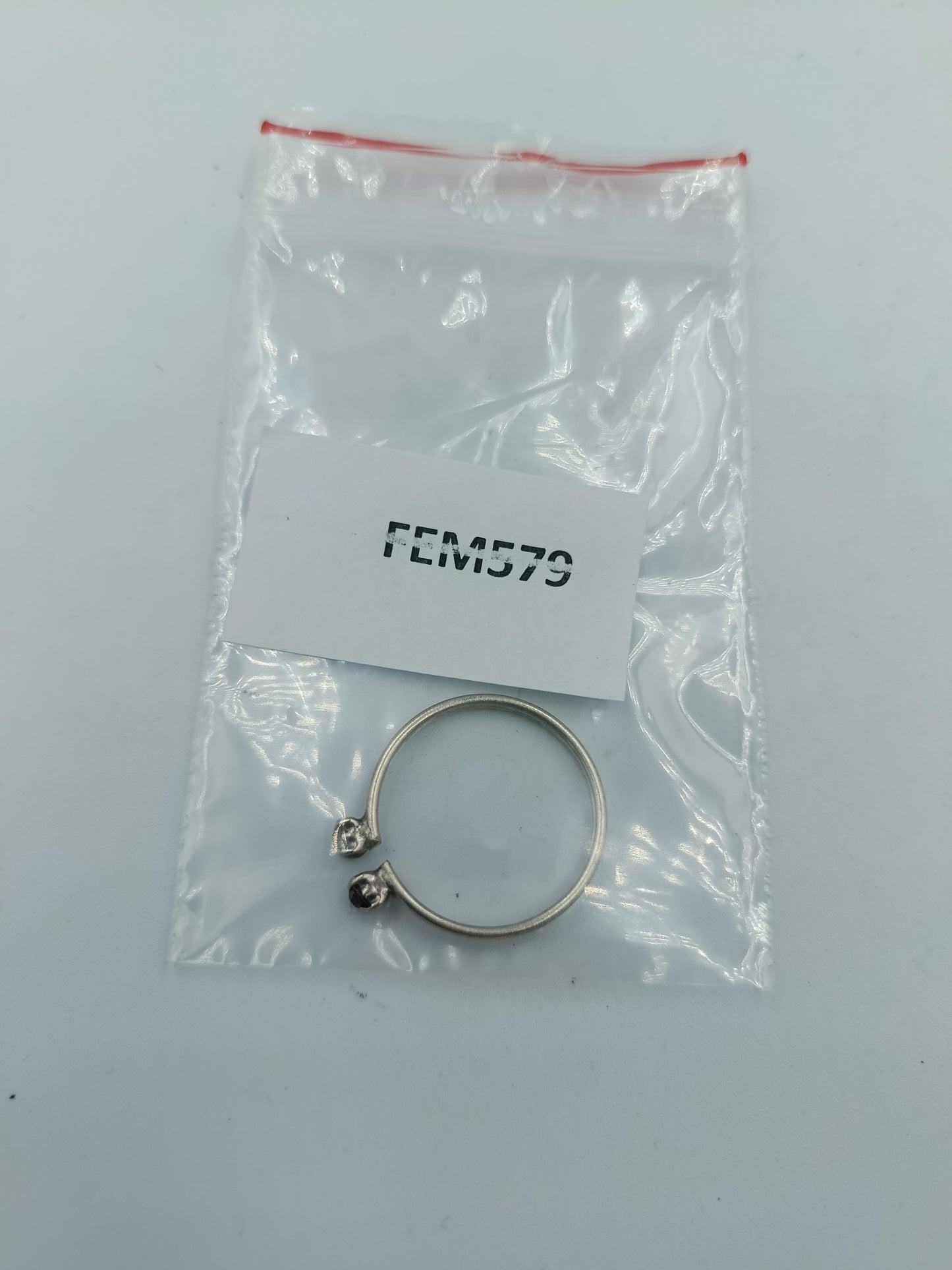 Versilberter Ring mit roten Steinen