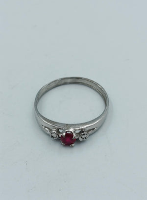 Versilberter Ring mit rotem Stein
