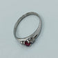 Versilberter Ring mit rotem Stein