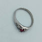 Versilberter Ring mit rotem Stein