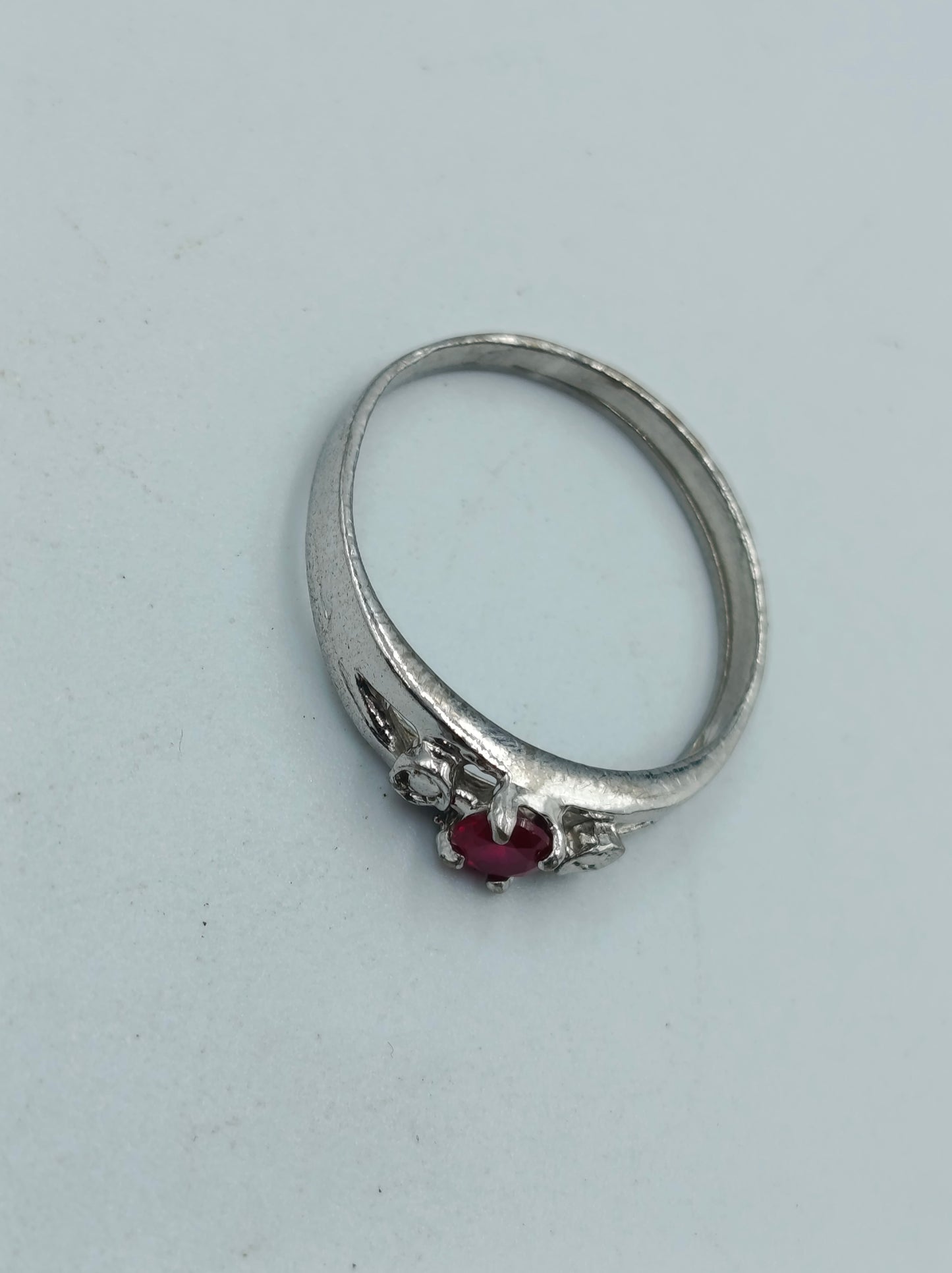 Versilberter Ring mit rotem Stein