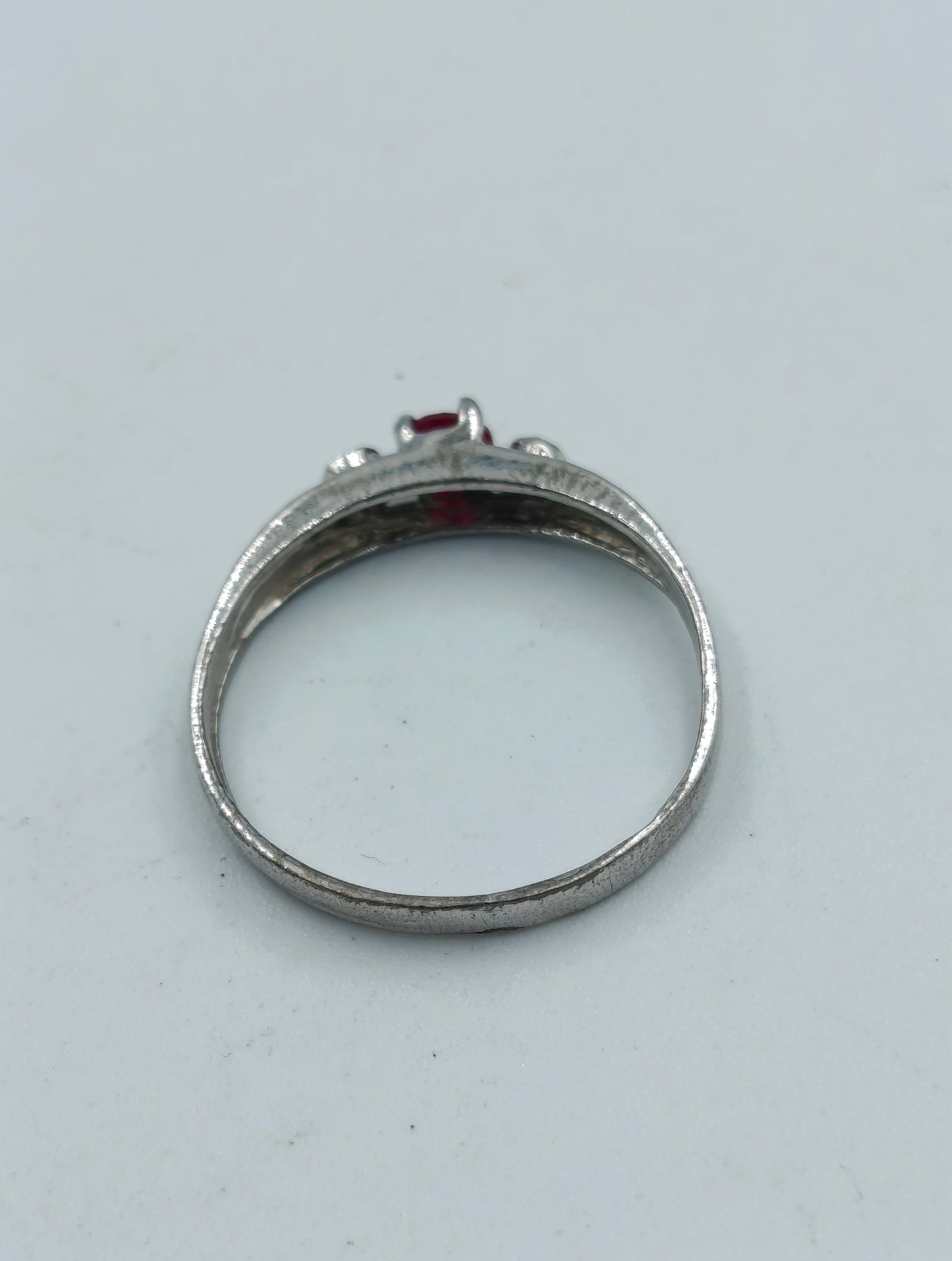 Versilberter Ring mit rotem Stein