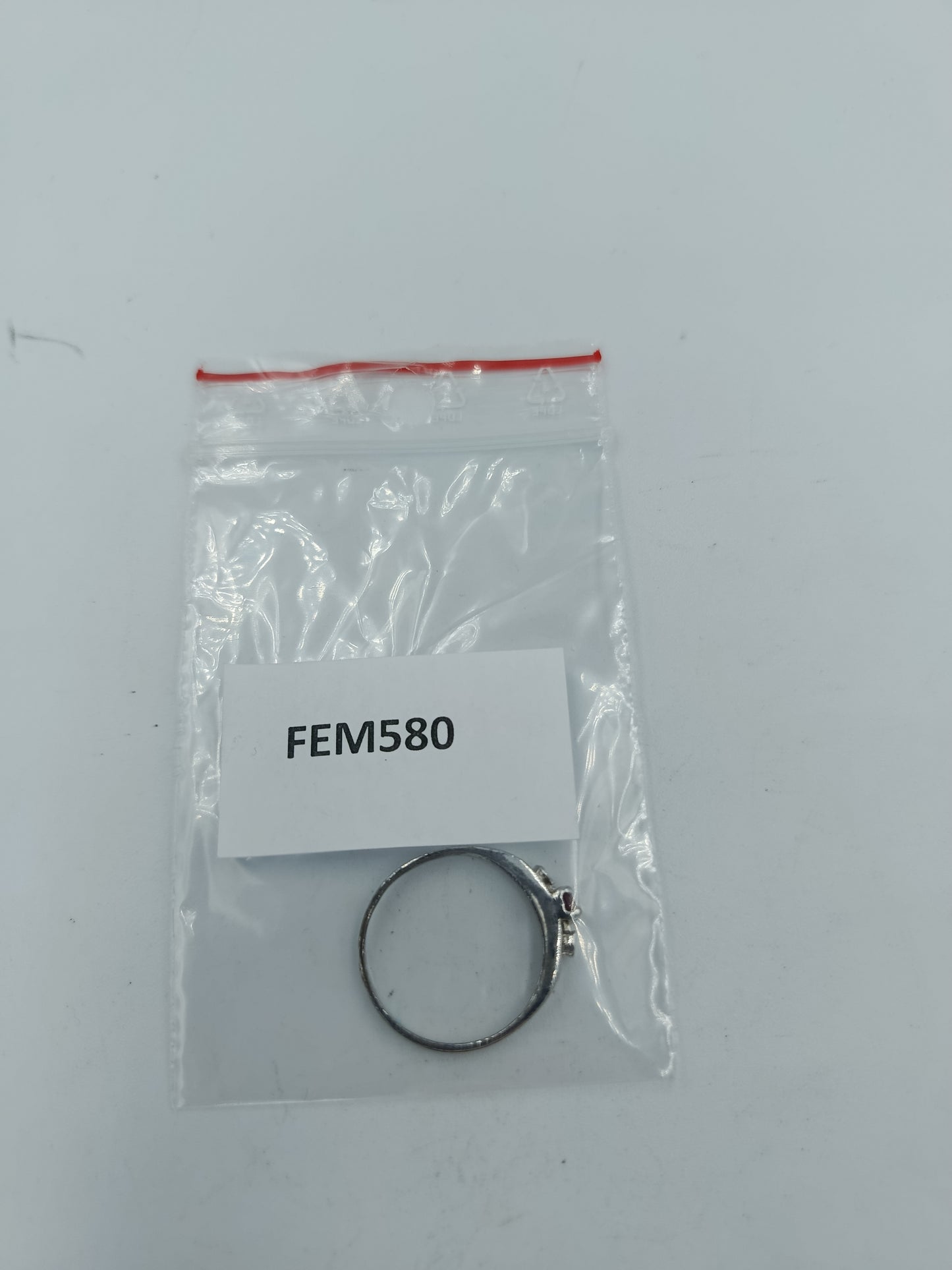 Versilberter Ring mit rotem Stein