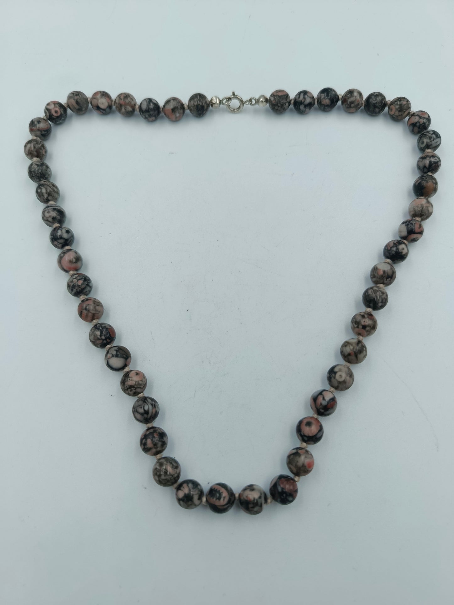 Halskette mit Natursteinperlen in Schwarz Braun Marmoroptik