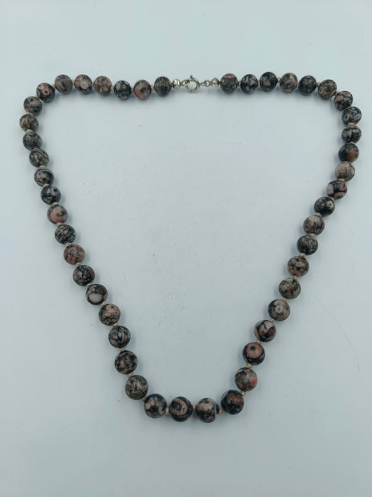 Halskette mit Natursteinperlen in Schwarz Braun Marmoroptik