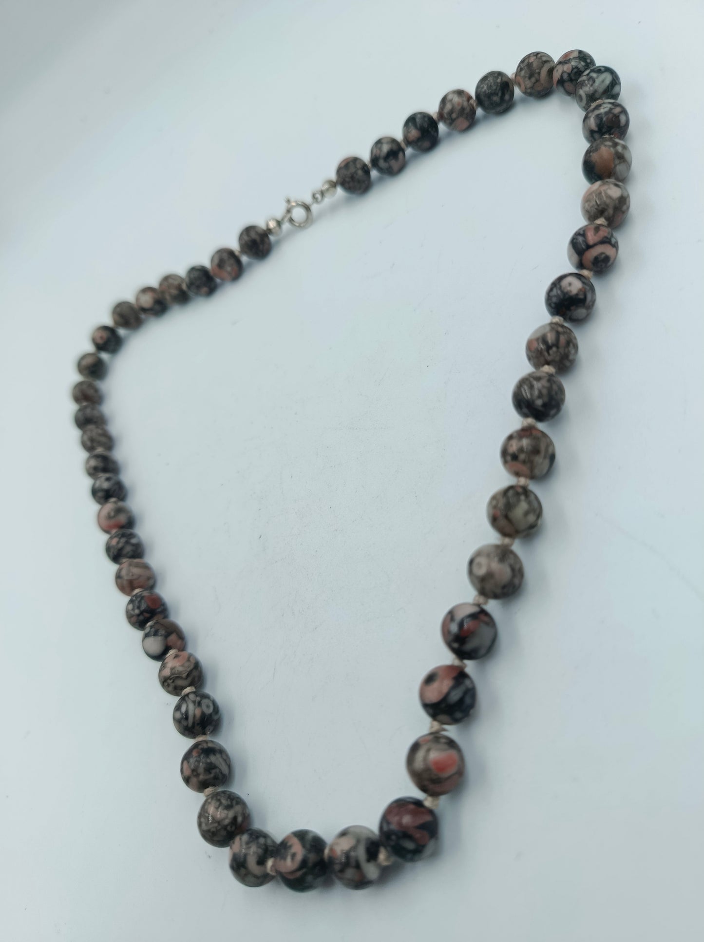 Halskette mit Natursteinperlen in Schwarz Braun Marmoroptik