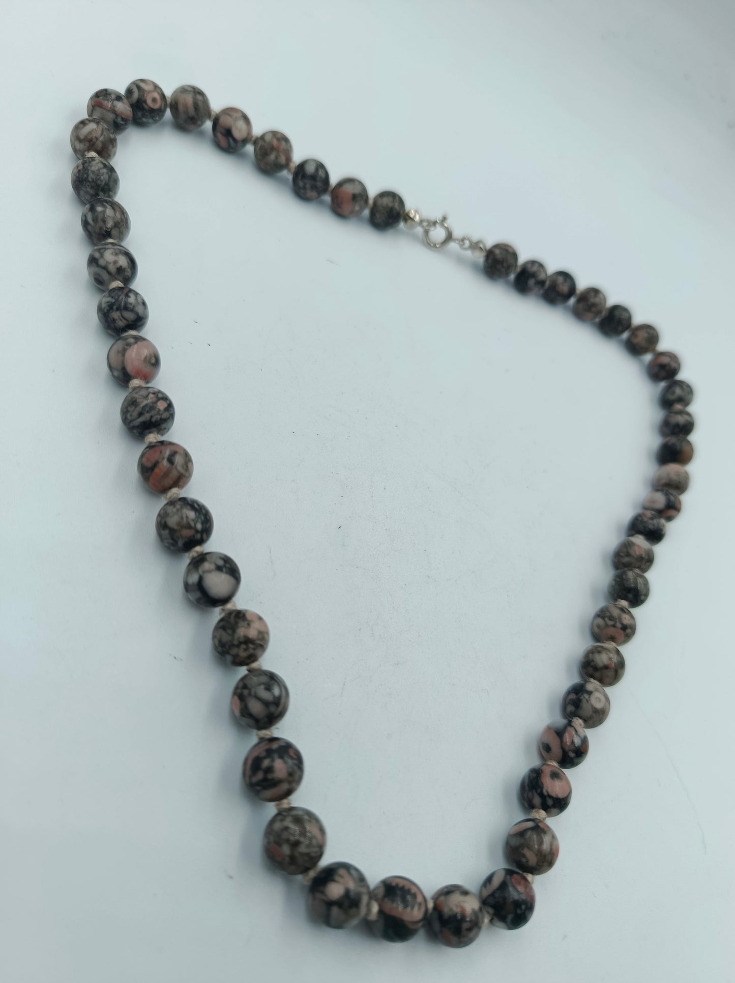 Halskette mit Natursteinperlen in Schwarz Braun Marmoroptik