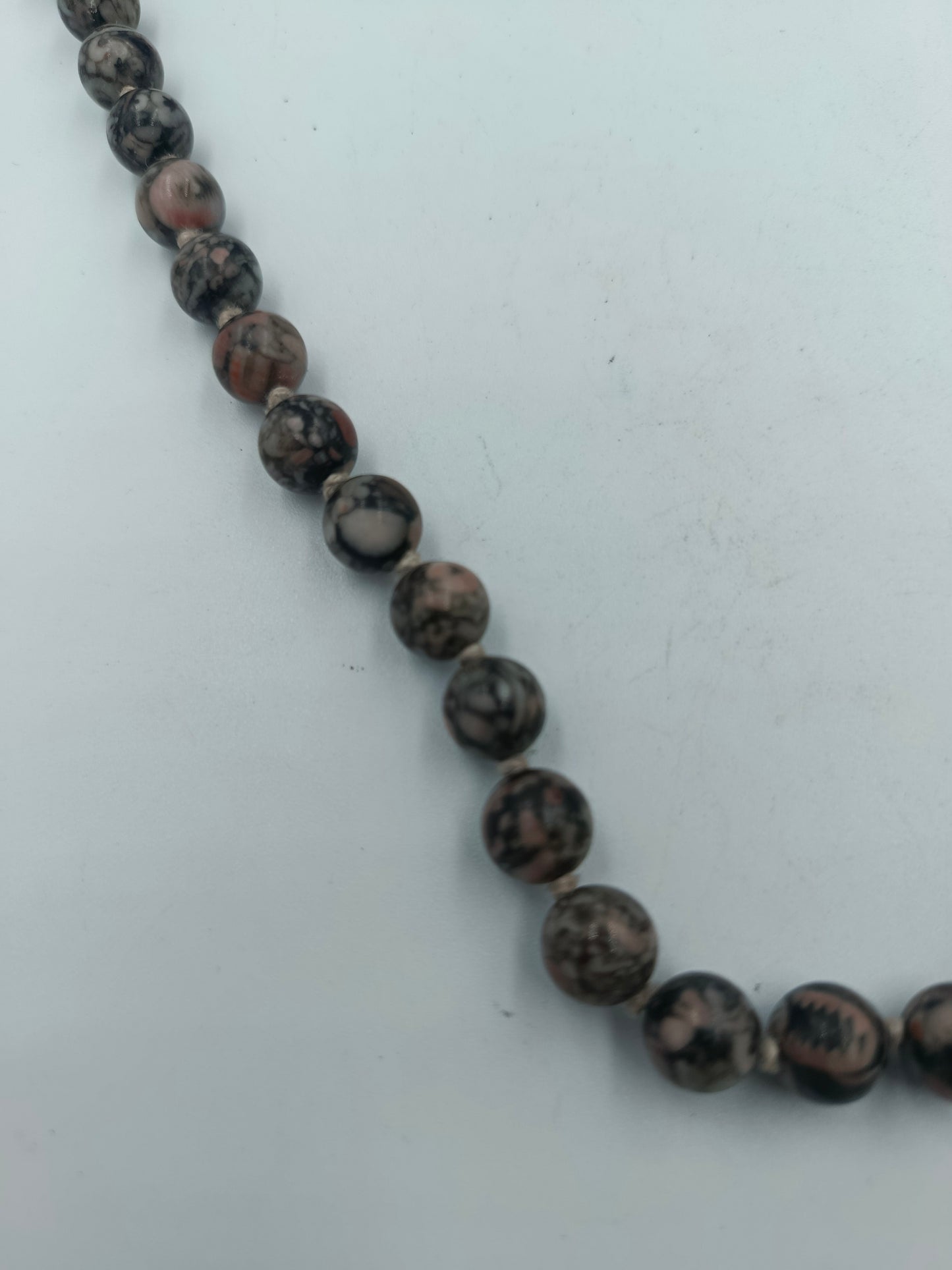 Halskette mit Natursteinperlen in Schwarz Braun Marmoroptik