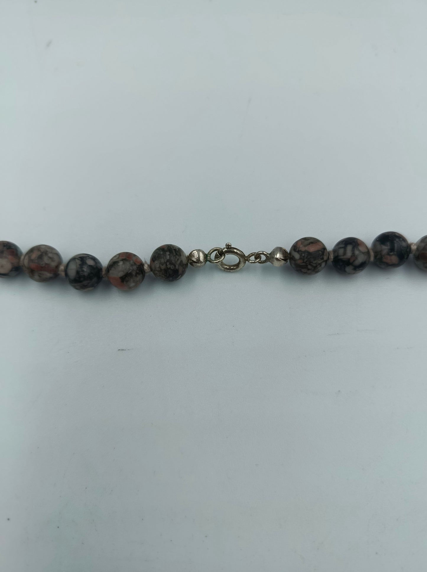 Halskette mit Natursteinperlen in Schwarz Braun Marmoroptik