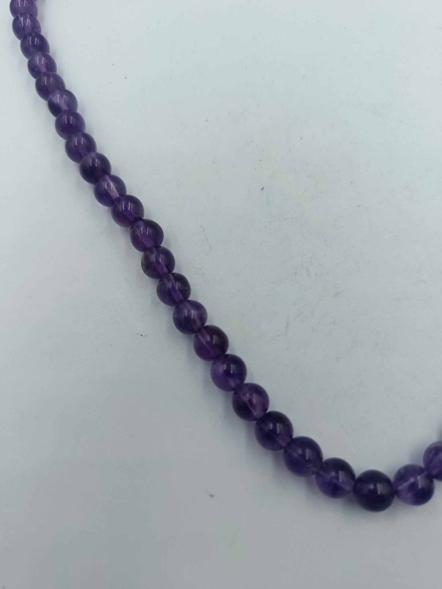 Halskette mit runden Amethystperlen
