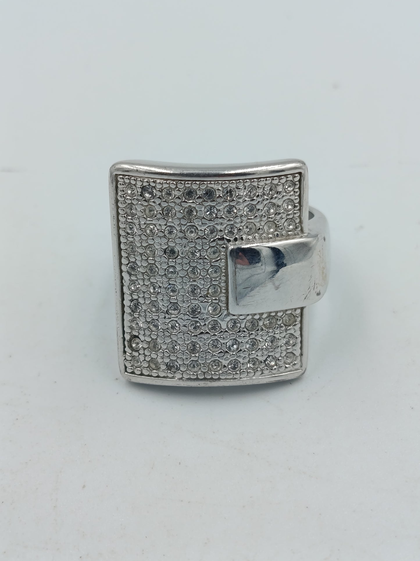 Silberring mit funkelnden Akzenten