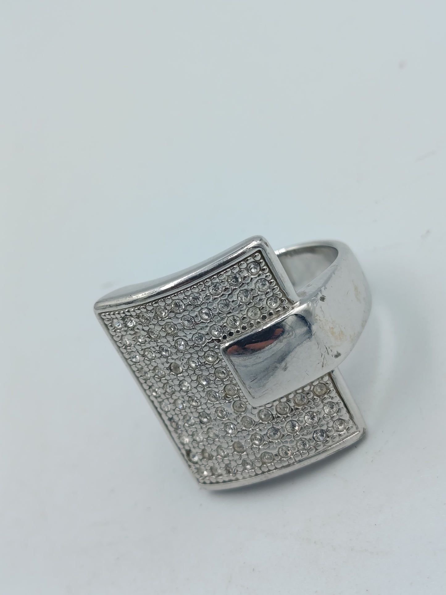 Silberring mit funkelnden Akzenten