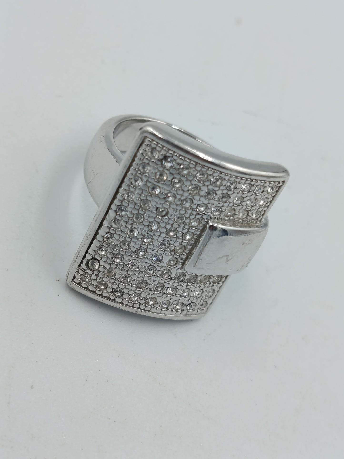 Silberring mit funkelnden Akzenten