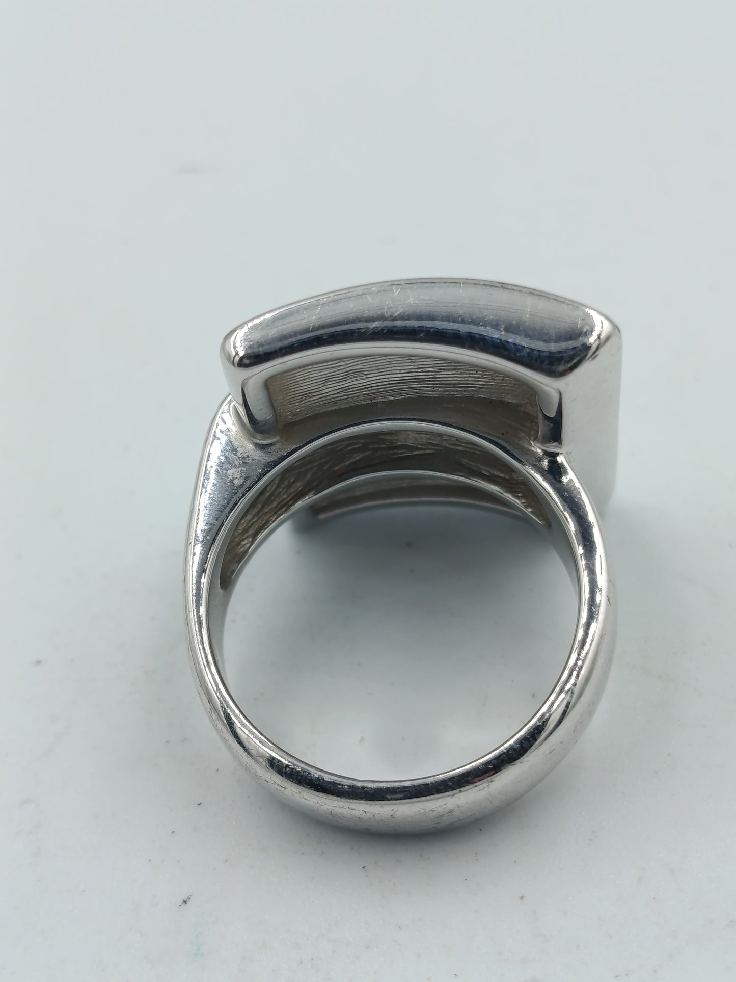 Silberring mit funkelnden Akzenten