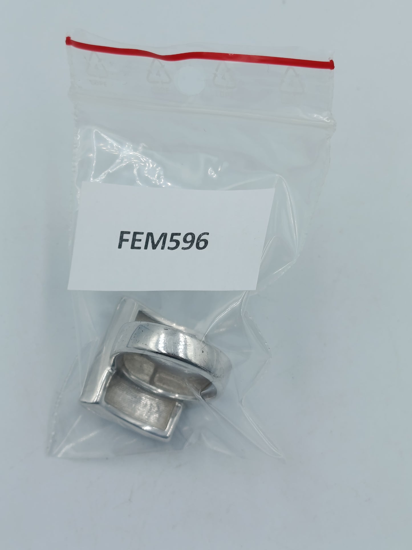 Silberring mit funkelnden Akzenten