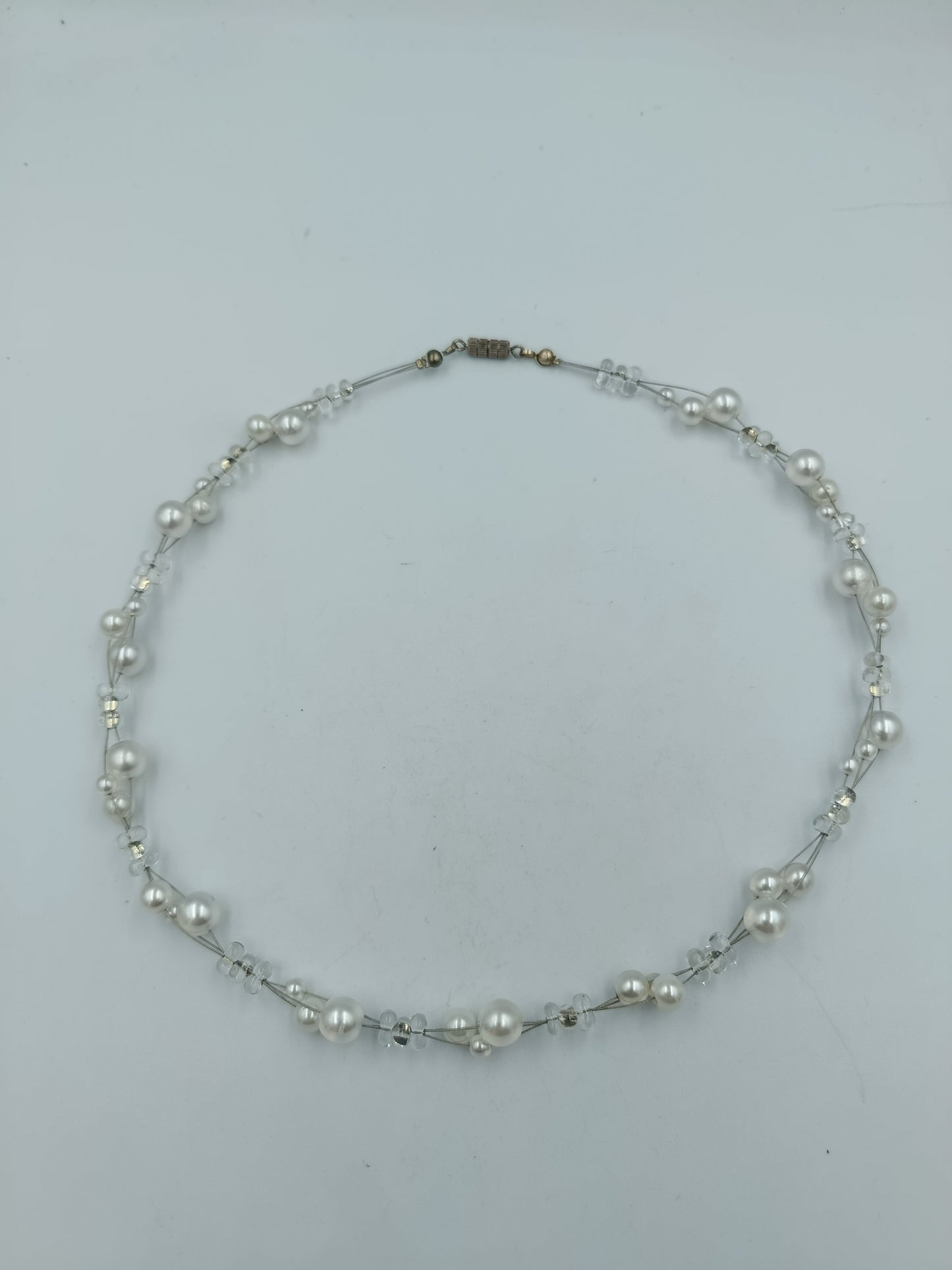 elegante Perlenkette mit Kristallakzenten