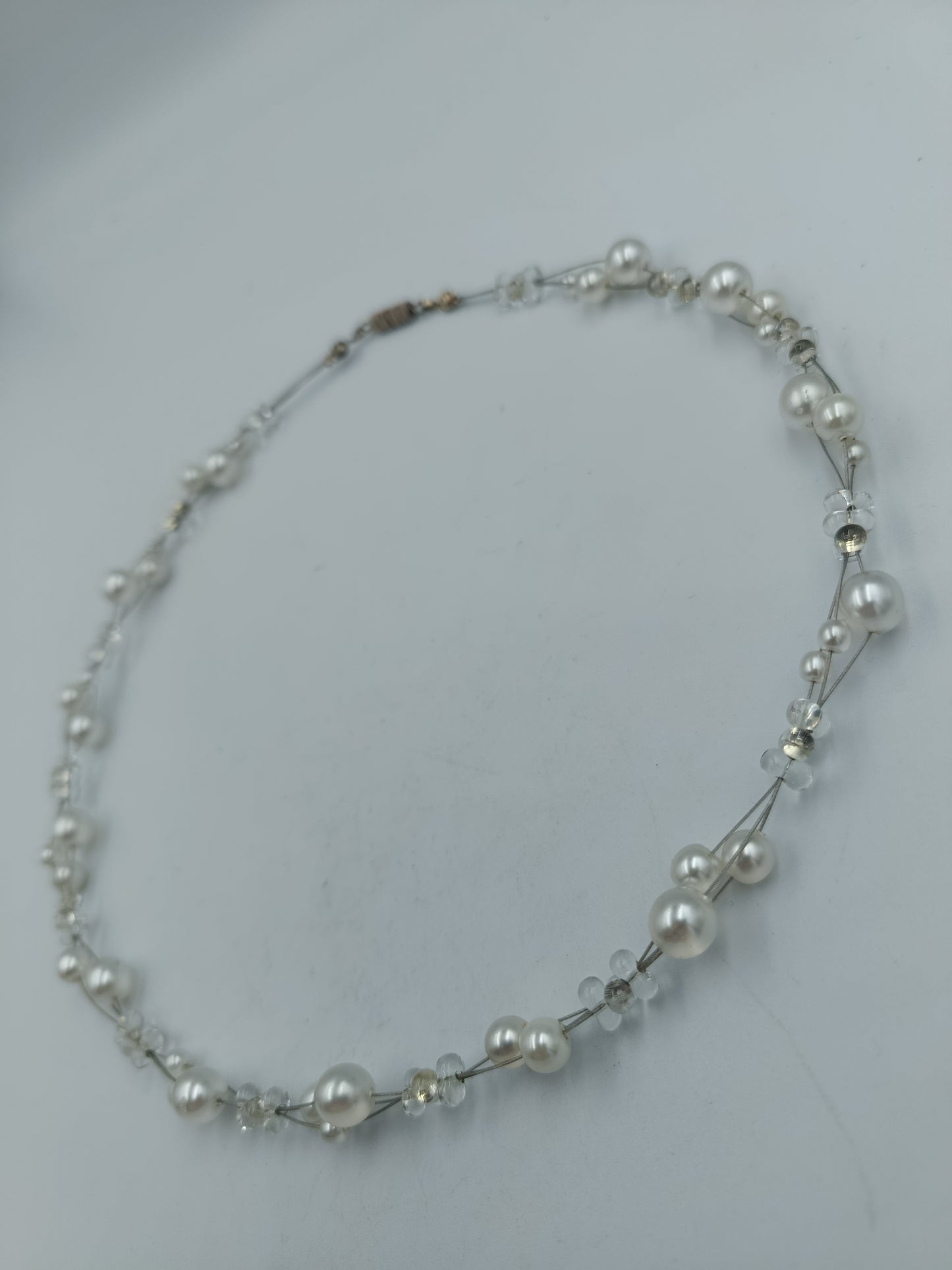 elegante Perlenkette mit Kristallakzenten